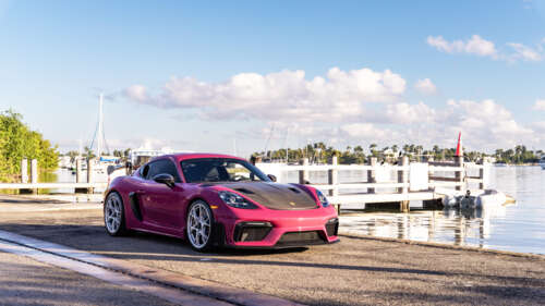 Una lussuosa auto sportiva Porsche parcheggiata su una moderna strada cittadina al... 4K (Ultra HD)