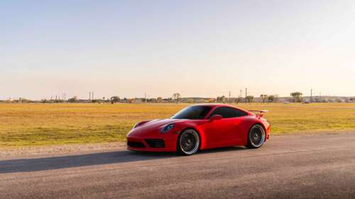 Una Porsche 992 GTS, elegante e potente, un’auto sportiva caratterizzata da un design... 8K