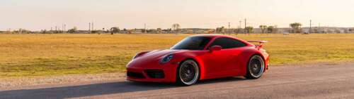 Una Porsche 992 GTS, elegante e potente, un’auto sportiva caratterizzata da un design... Dual UHD