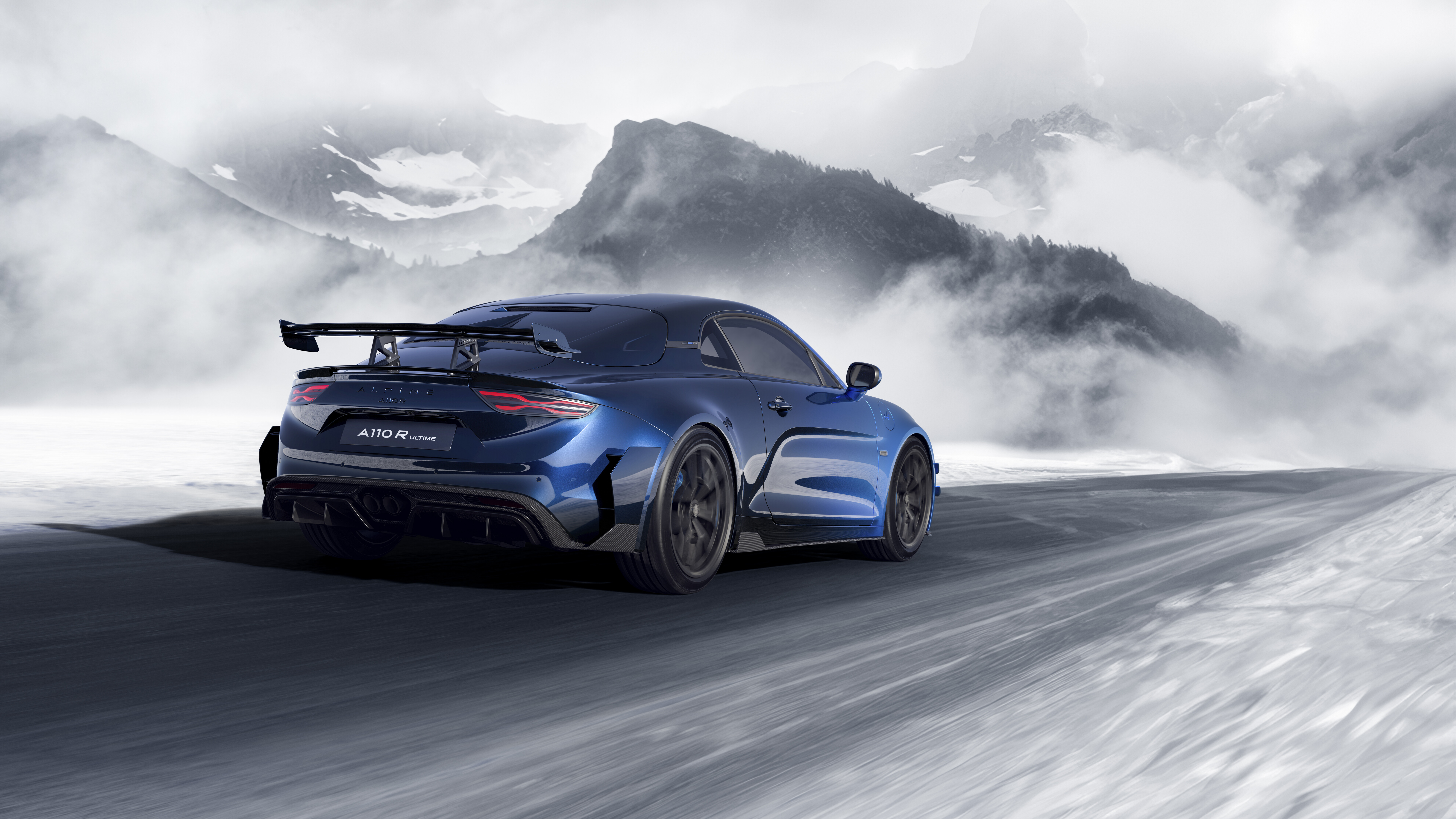 Una panoramica dettagliata della vettura sportiva Alpine A110 R Ultime, che ne mette in risalto la carrozzeria aerodinamica e le finiture di pregio.