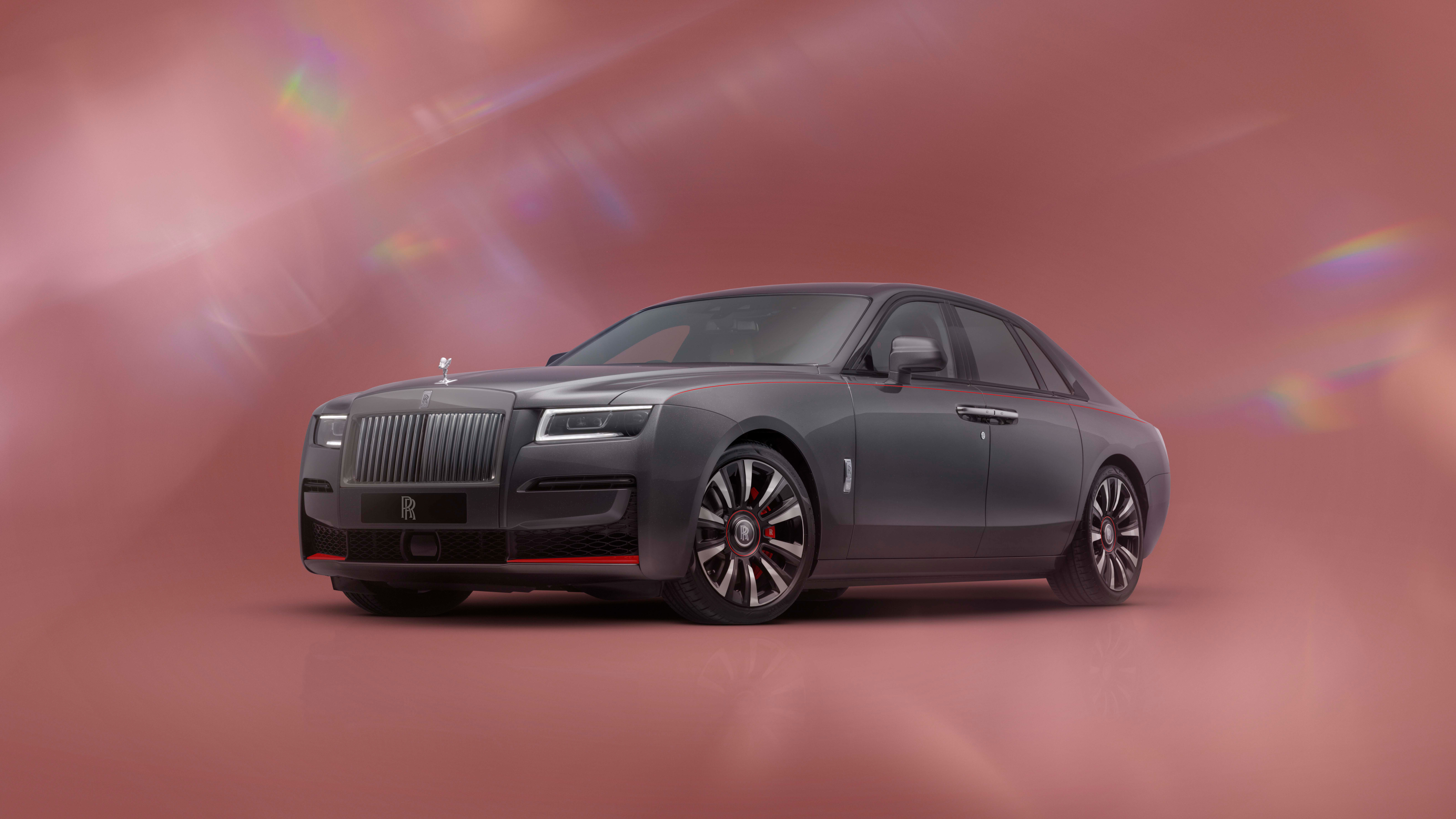 Una lussuosa ed elegante Rolls-Royce Ghost, un esempio di design automobilistico di alta qualità.