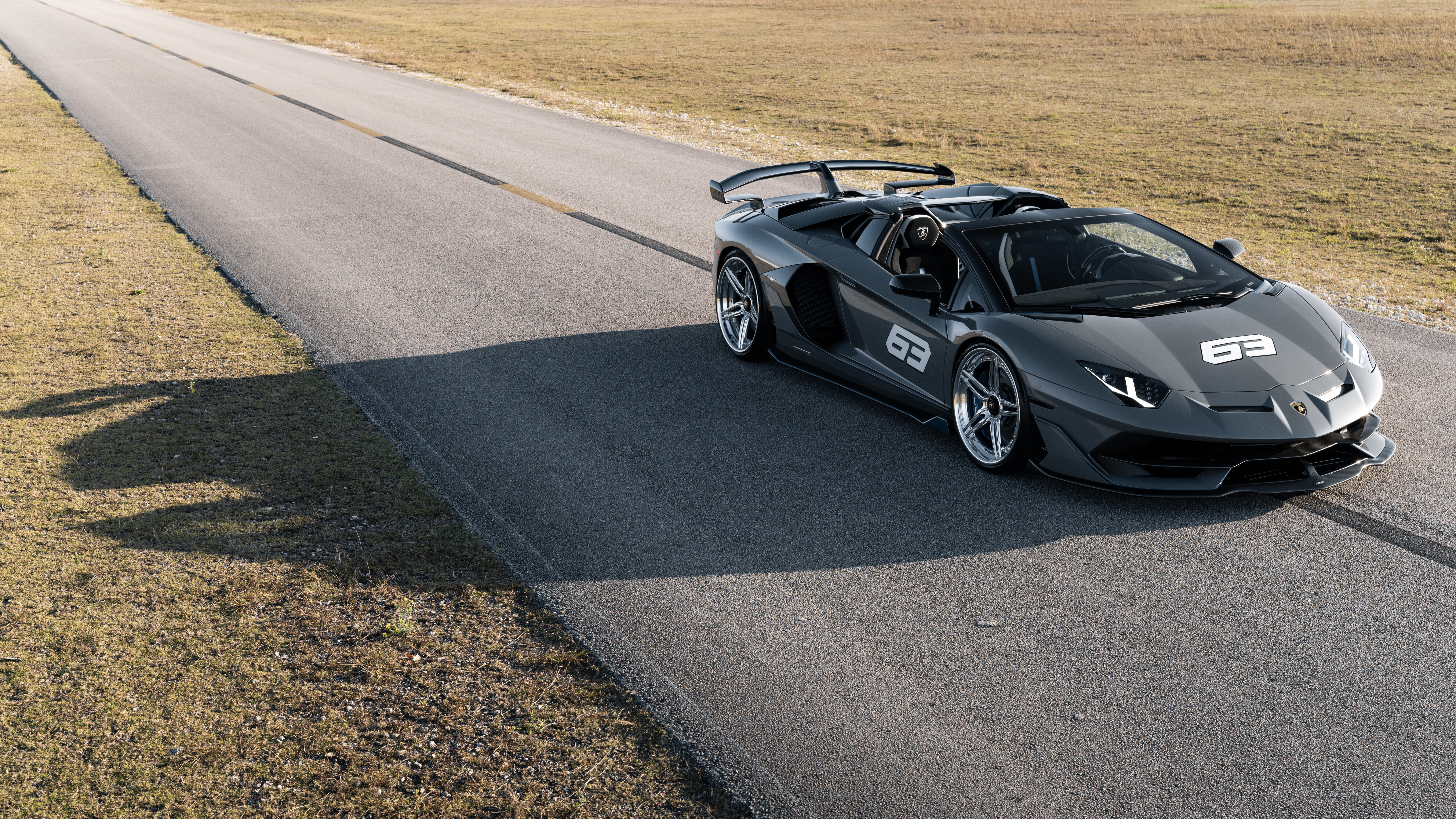 Una vista ad alta risoluzione di una Lamborghini Huracan, un’auto sportiva di lusso, che ne mette in risalto il design aerodinamico e la carrozzeria elegante.