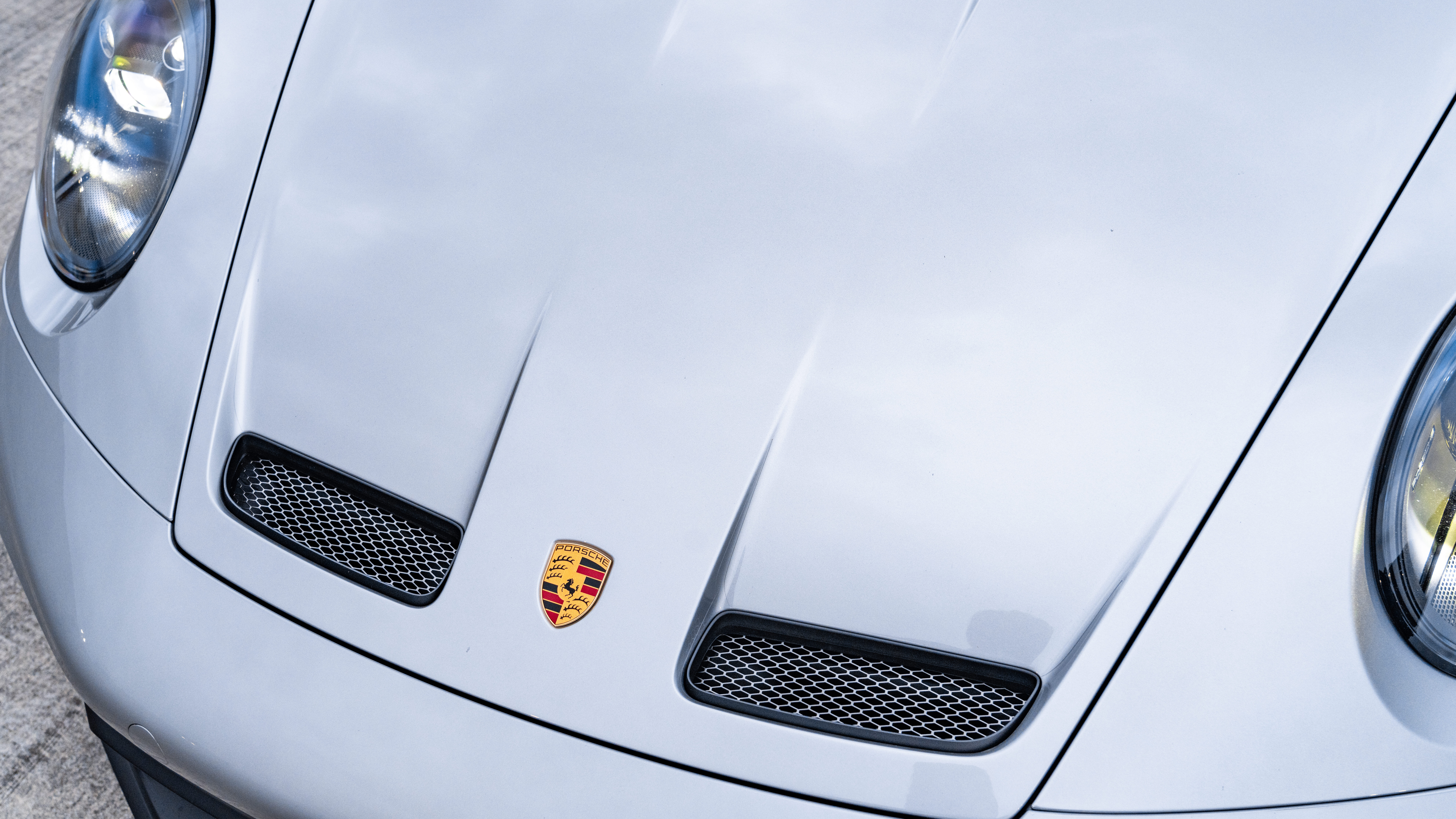 Una Porsche GT3 RS, un’auto sportiva ad alte prestazioni, che mette in mostra il suo elegante design aerodinamico.