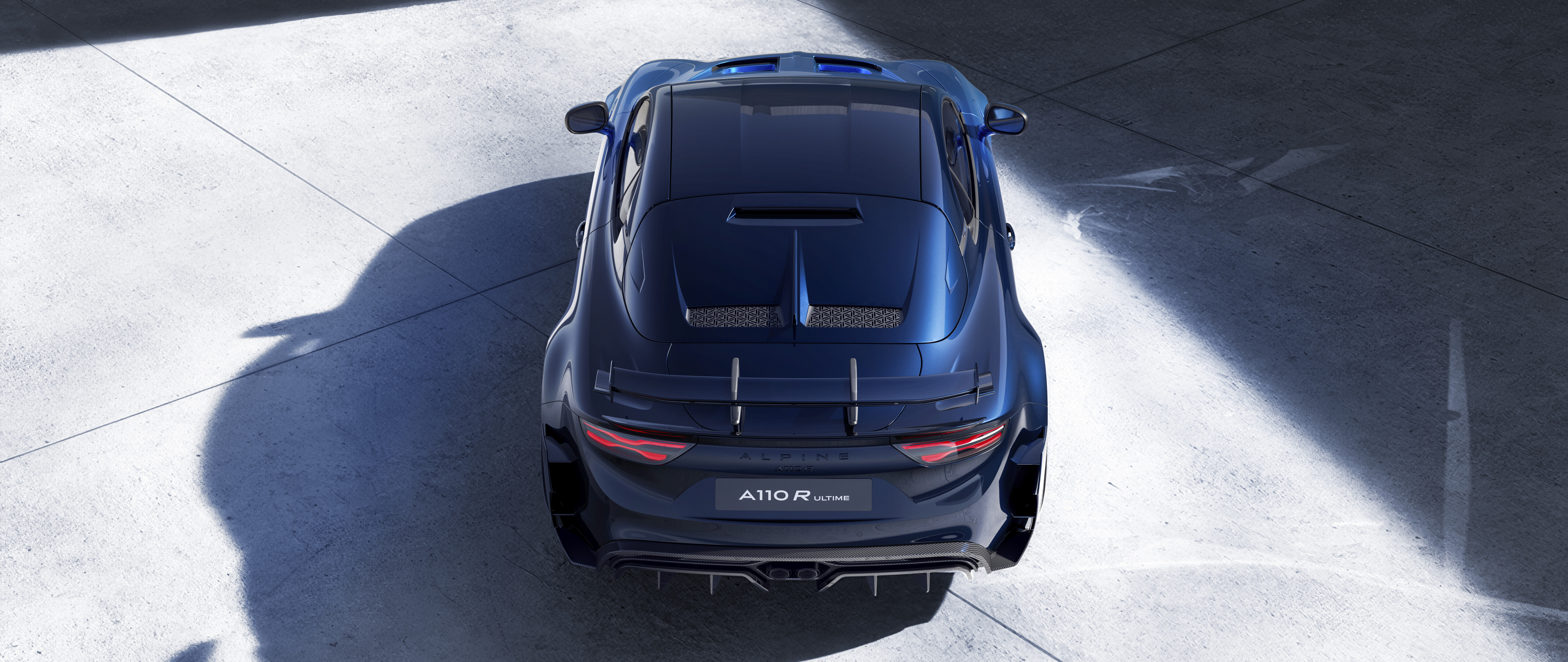 Una panoramica dettagliata della vettura sportiva Alpine A110 R Ultime, che ne mette in risalto la linea aerodinamica e il design elegante e sportivo.