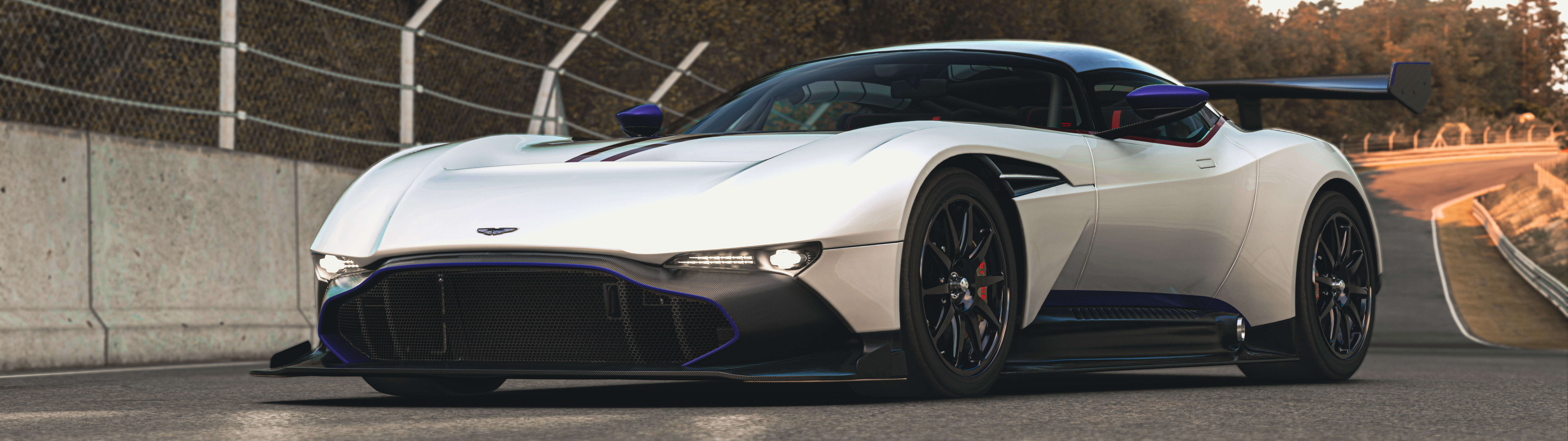 Un’immagine ravvicinata e suggestiva della potente supercar Aston Martin Vulcan.
