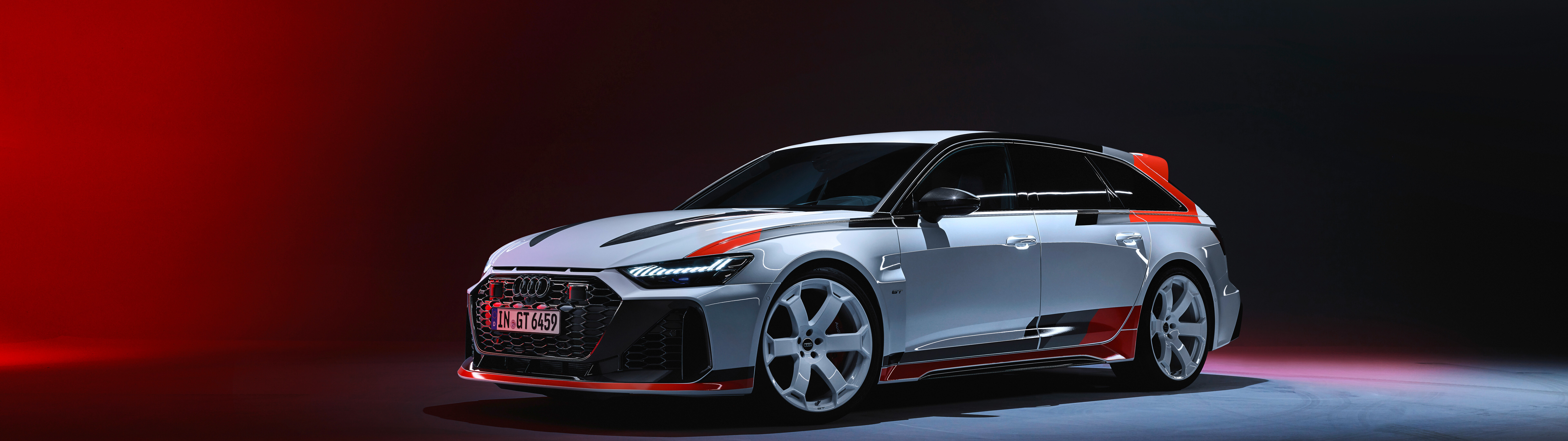 Un’Audi RS6 Avant GT, un’auto di lusso dalle prestazioni elevate, con un design esterno aggressivo e una finitura metallizzata elegante.