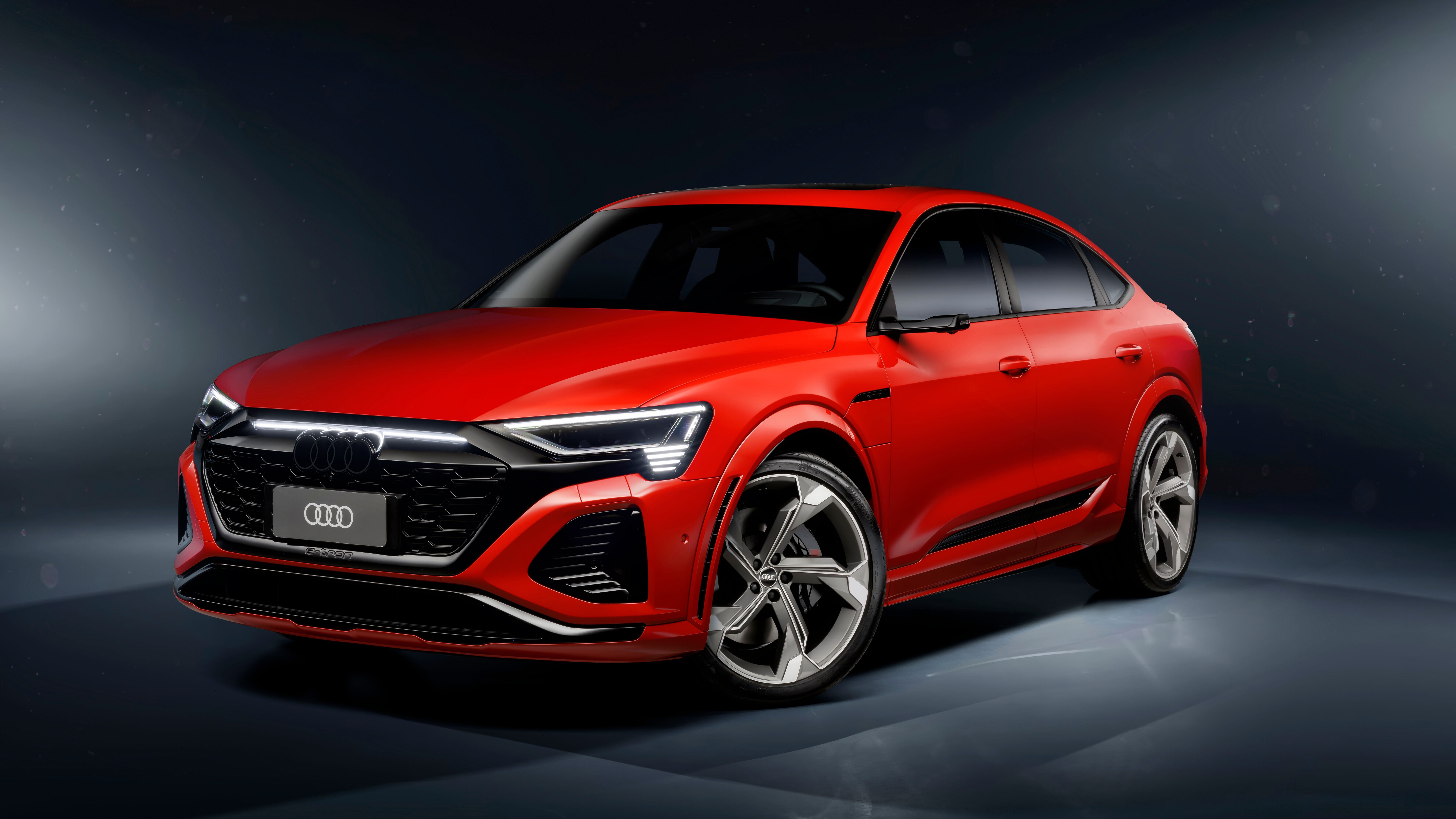 Un lussuoso SUV Audi SQ8 ad alte prestazioni, caratterizzato da un design moderno e aerodinamico.