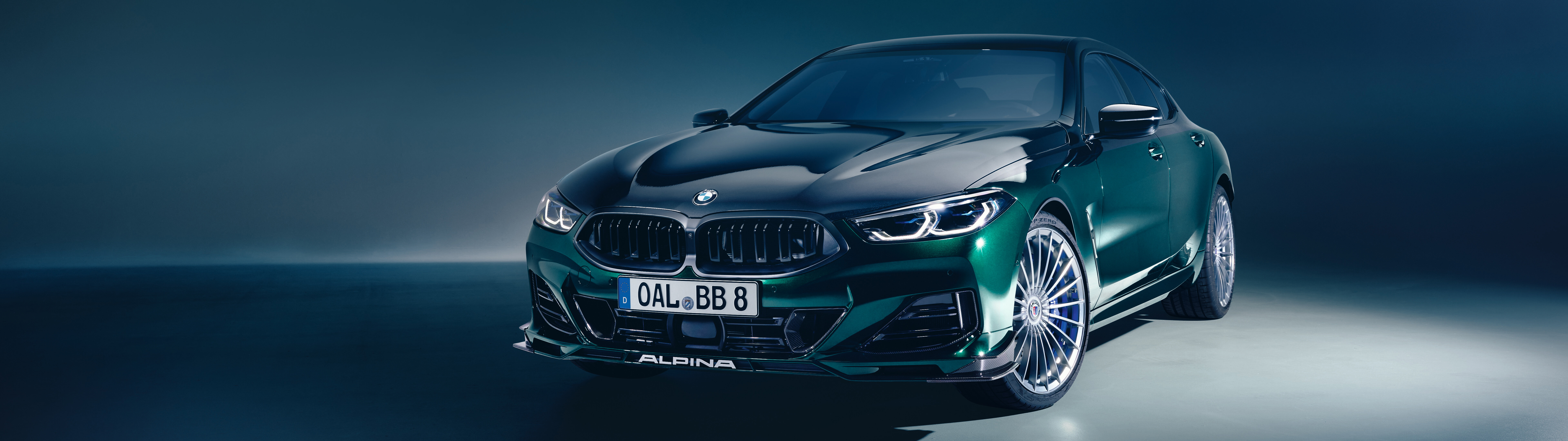 Una BMW Alpina B8, elegante e potente auto sportiva di lusso, esposta in un contesto professionale dedicato al mondo automobilistico.