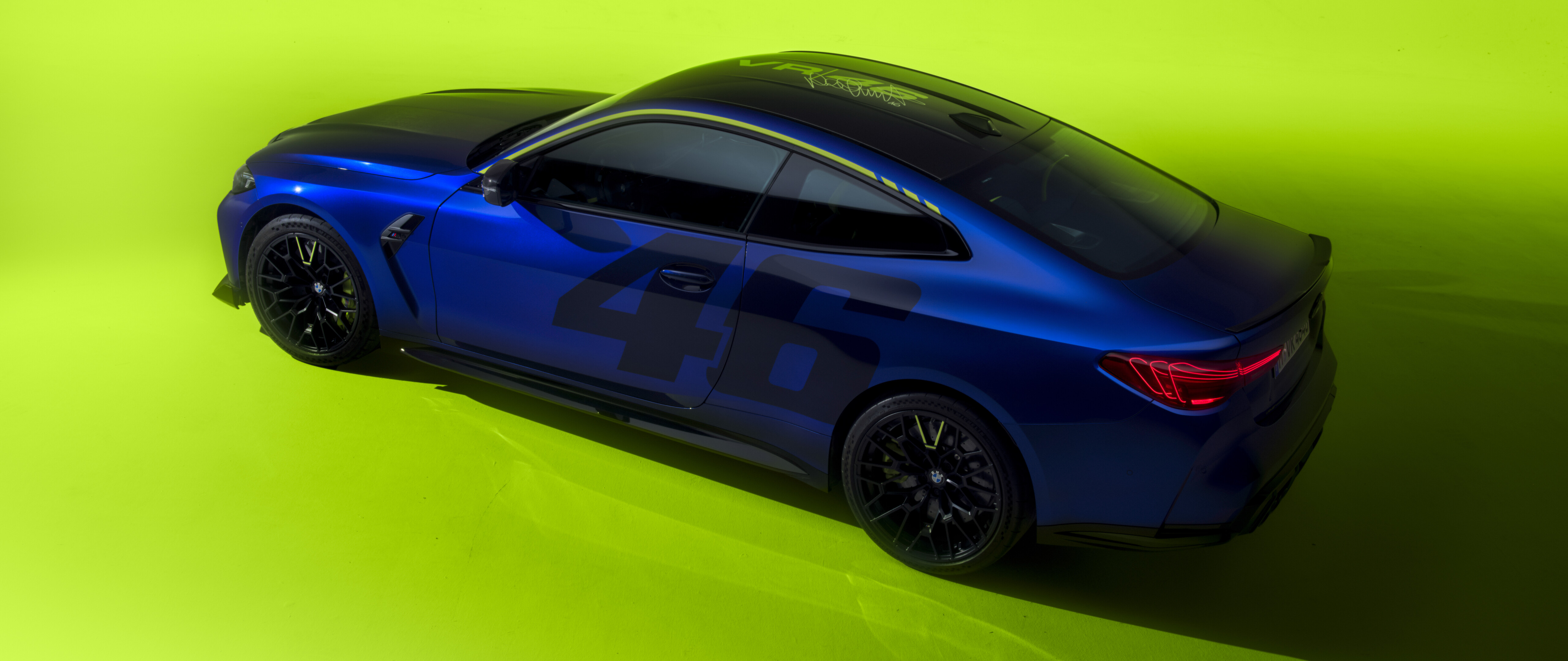 Una BMW M4 CS Edition elegante, con una livrea e degli adesivi gialli e neri ispirati alla squadra VR46 di Valentino Rossi.