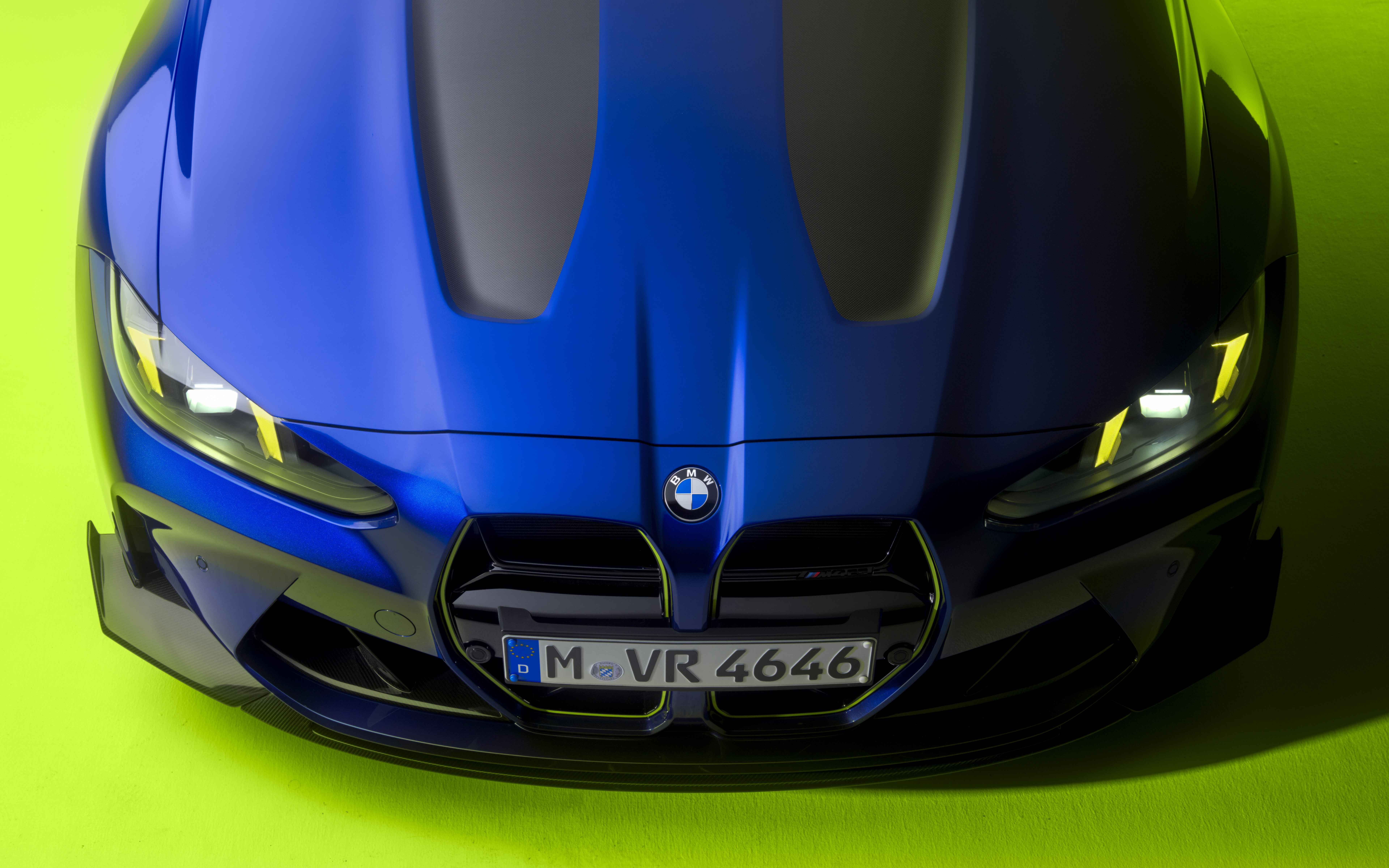 BMW M4 CS Edition, con la celebre livrea giallo e blu VR46, omaggio alla leggenda della MotoGP Valentino Rossi.