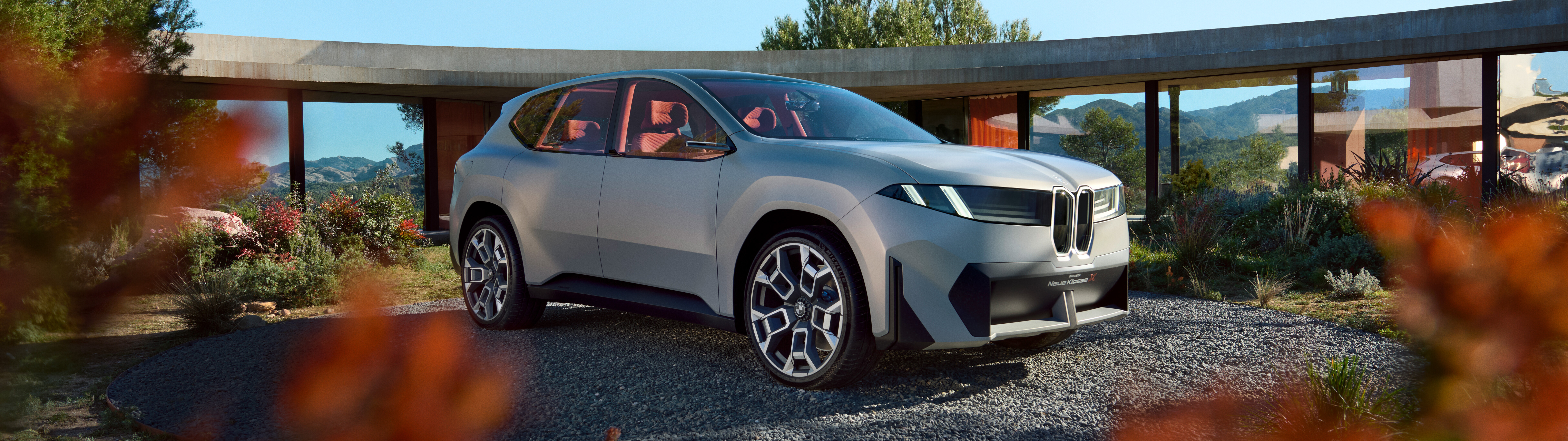 Un prototipo futuristico di auto elettrica BMW Vision Neue Klasse X, caratterizzato da un design moderno e aerodinamico.