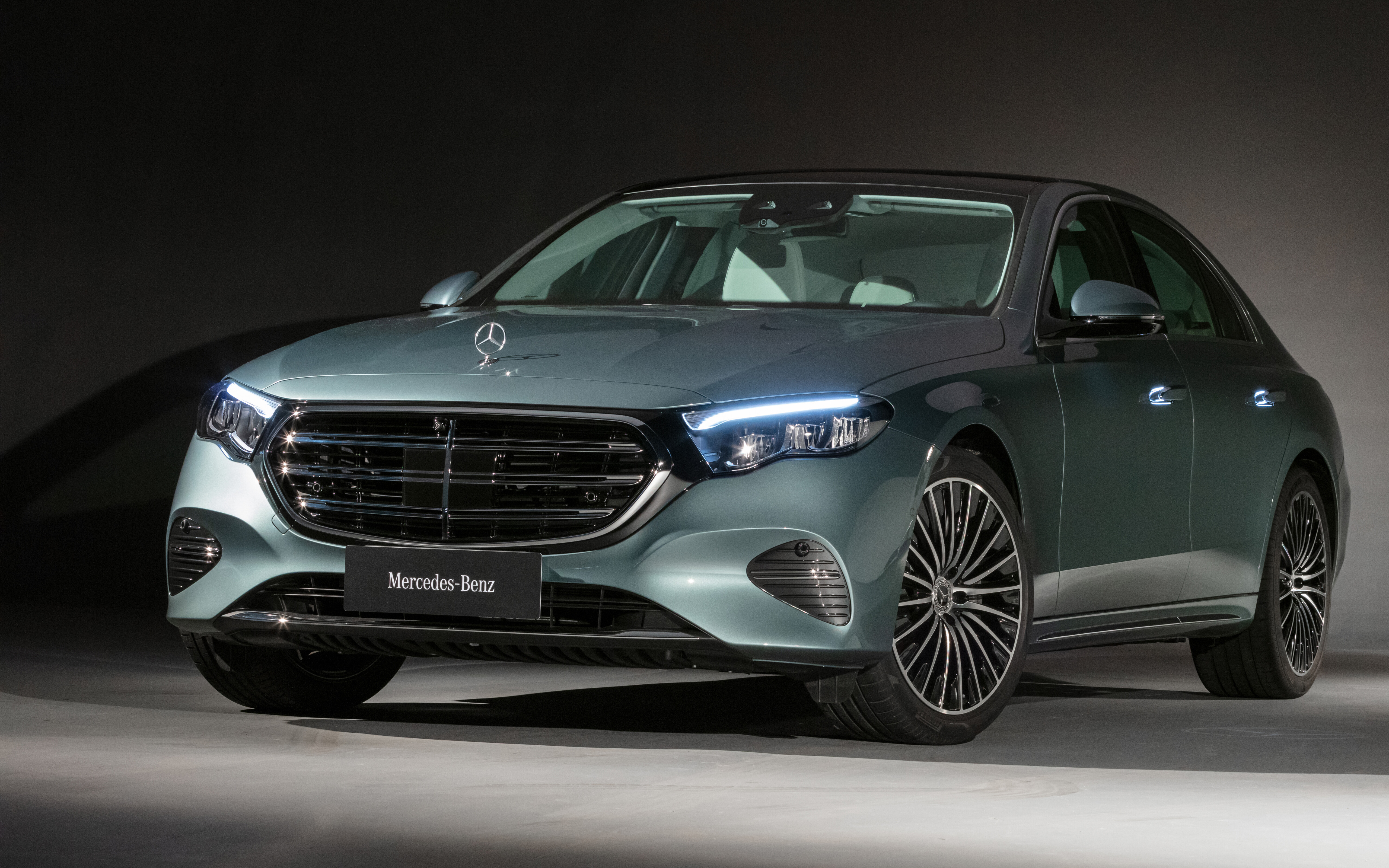 Una foto ad alta risoluzione di un’elegante berlina Mercedes-Benz Classe E.