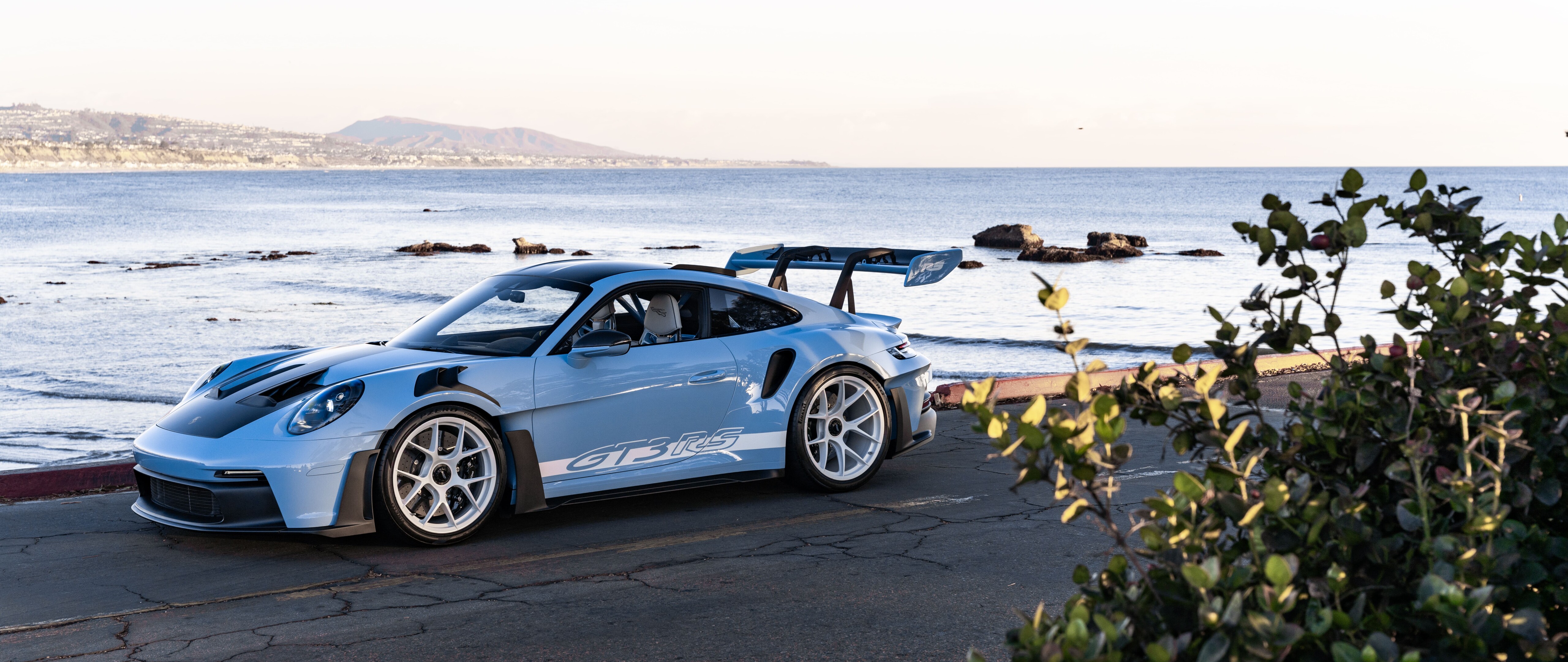 Un’auto sportiva Porsche dalle prestazioni elevate, caratterizzata da un design elegante e aerodinamico.