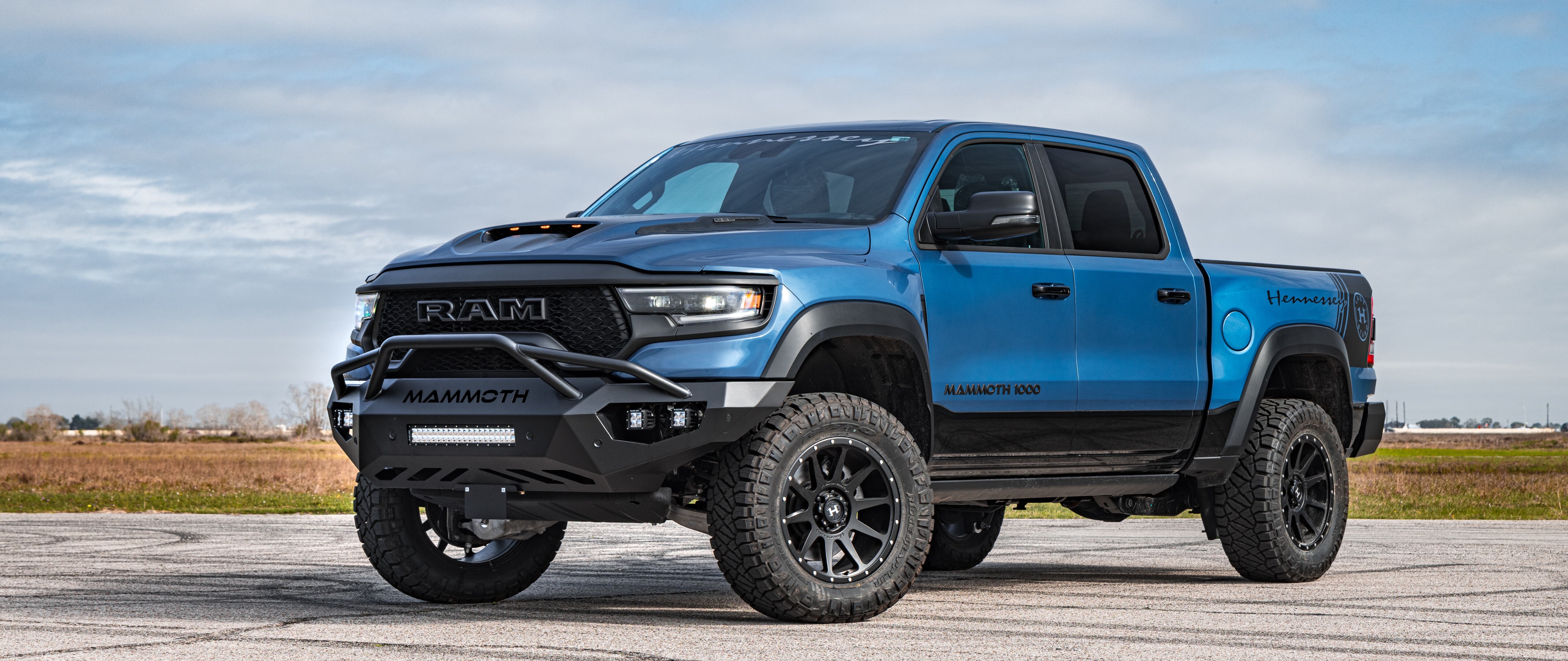 Un imponente pick-up Dodge Ram Hennessey Mammoth 1000, con assetto rialzato, modifiche aggressive per l’uso fuoristrada e una carrozzeria allargata.