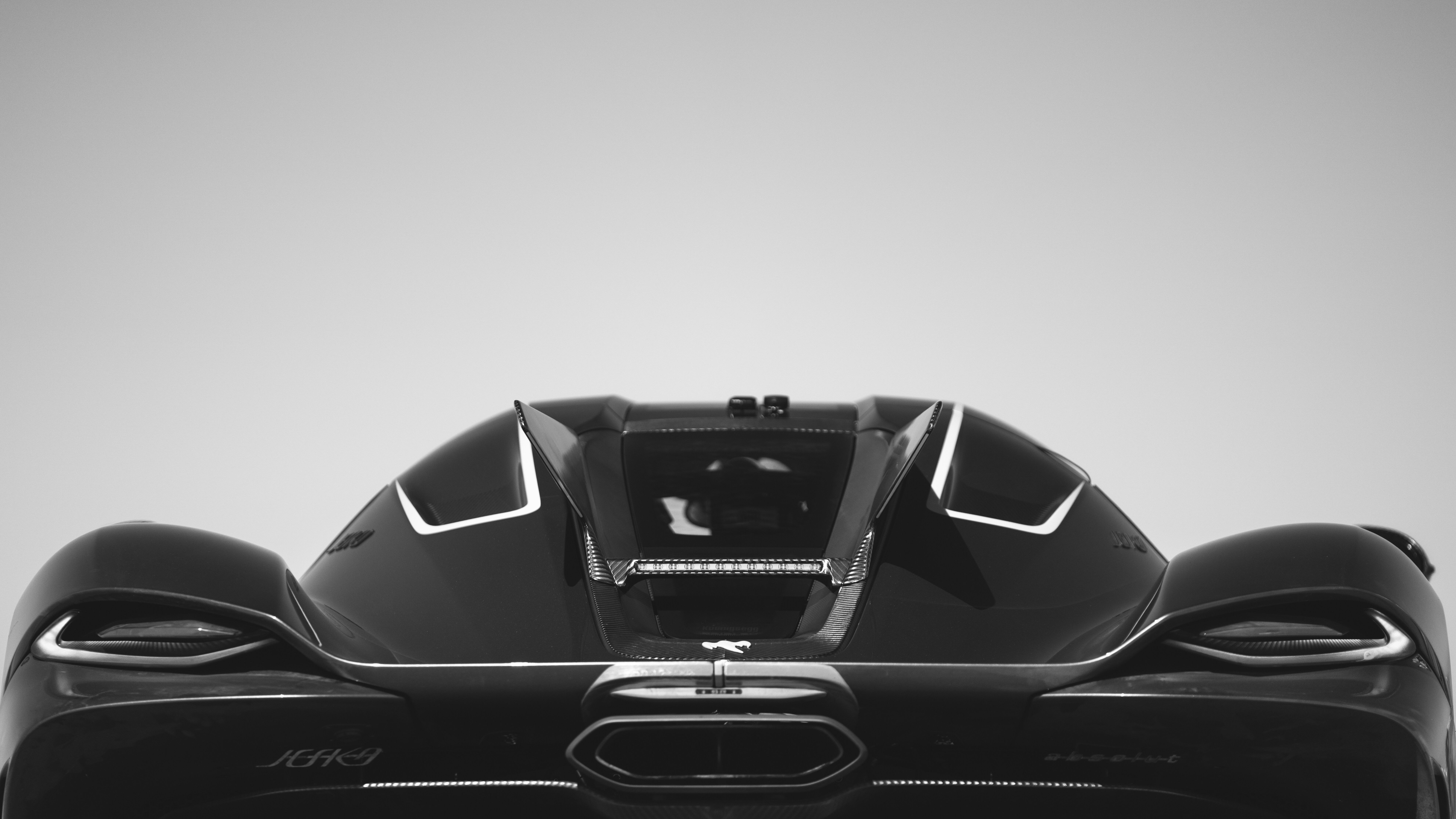 Una vista dettagliata dell’hypercar Koenigsegg Jesko Absolut, con particolare attenzione alle sue caratteristiche aerodinamiche.