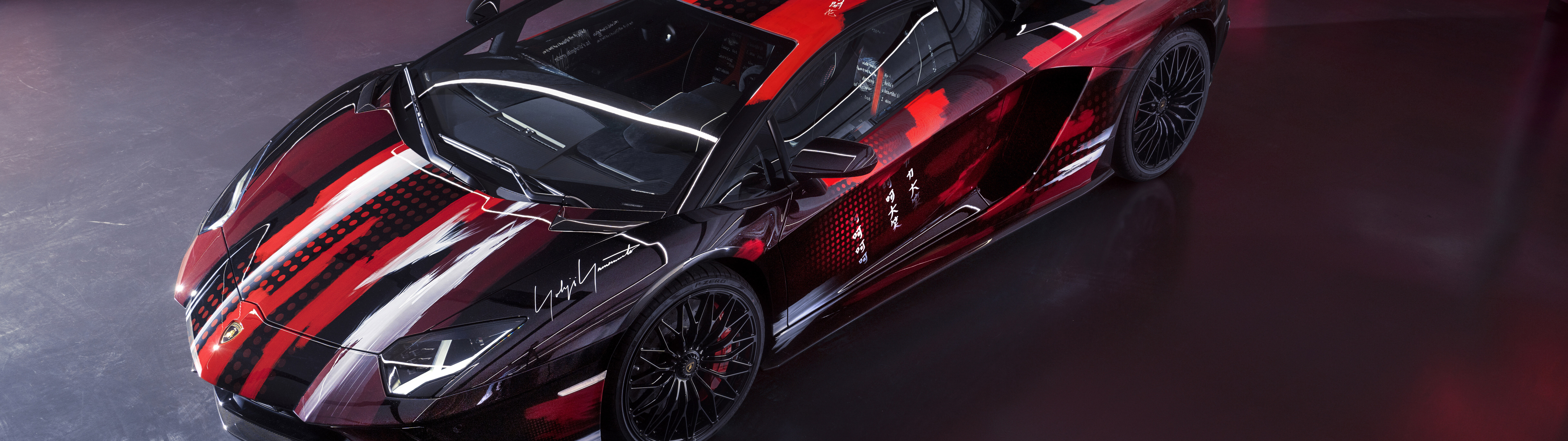 Una Lamborghini Aventador S, supercar elegante e potente, che mette in risalto il suo design aerodinamico.