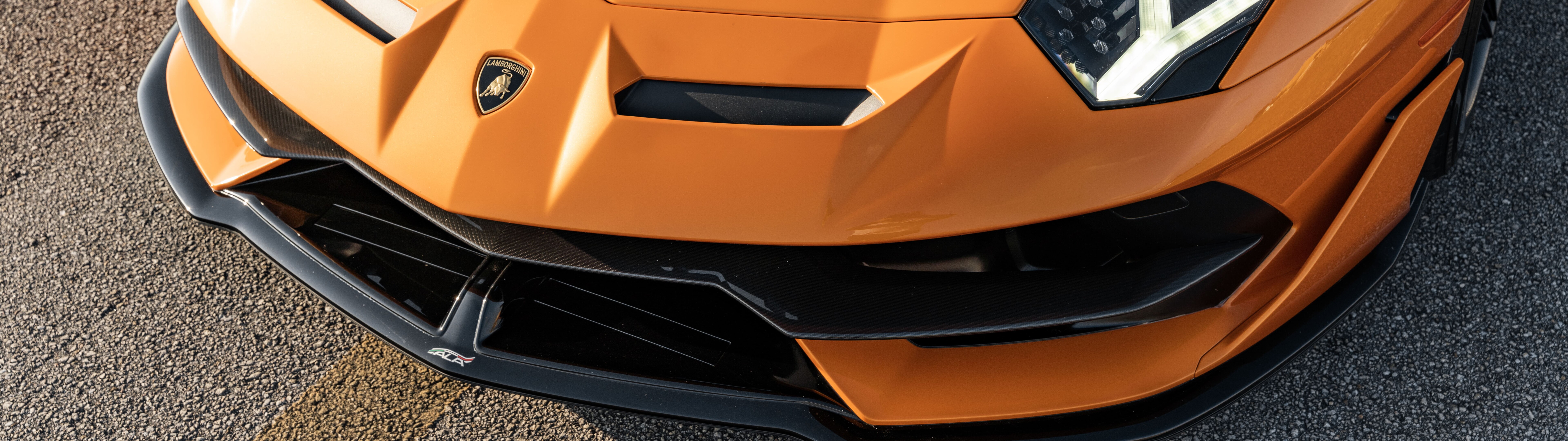 Una Lamborghini Aventador SVJ, una supercar elegante e potente, caratterizzata da un design aerodinamico aggressivo.