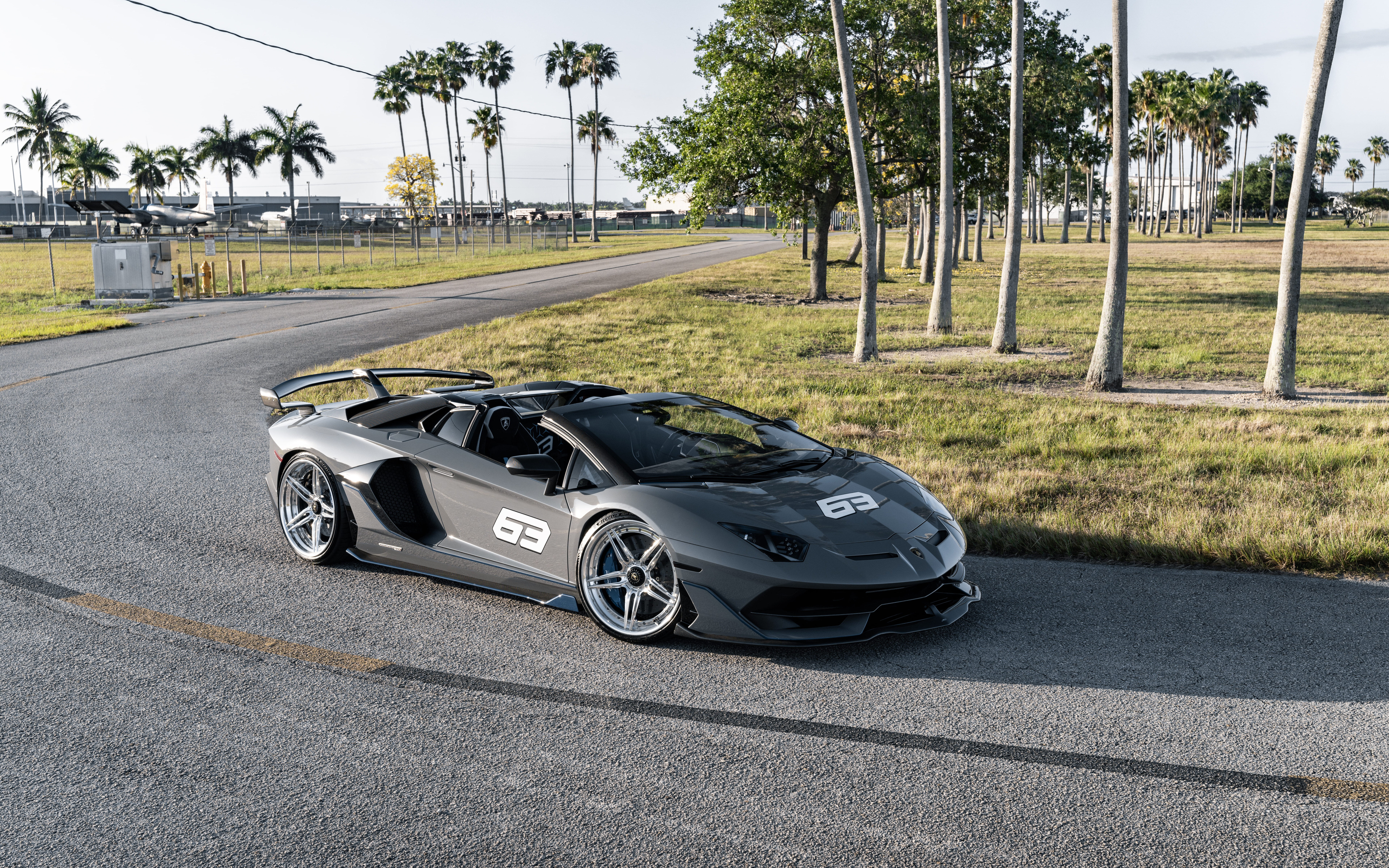 Una Lamborghini Huracan, supercar elegante e potente, che mette in risalto il suo design aerodinamico e la sua aggressiva parte anteriore.