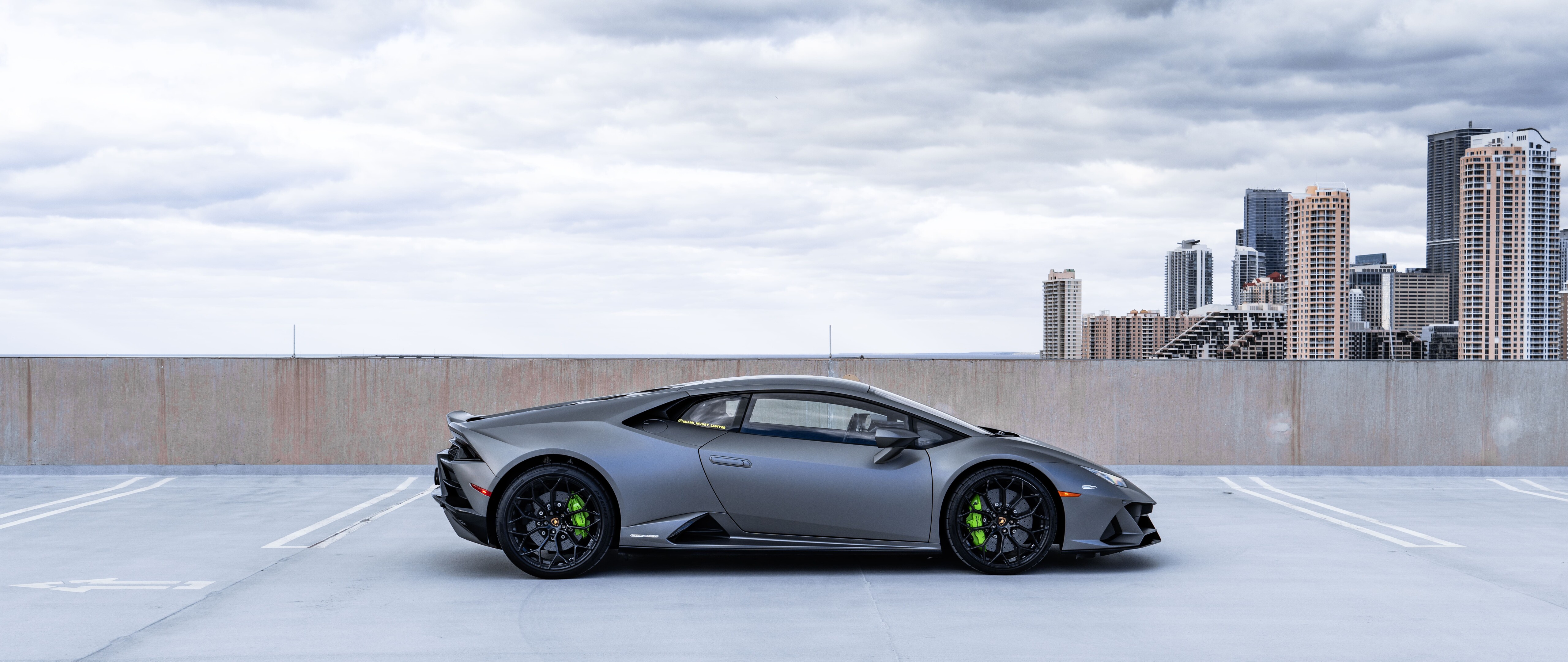 Una Lamborghini Huracán, supercar elegante e potente, esposta in un contesto professionale.