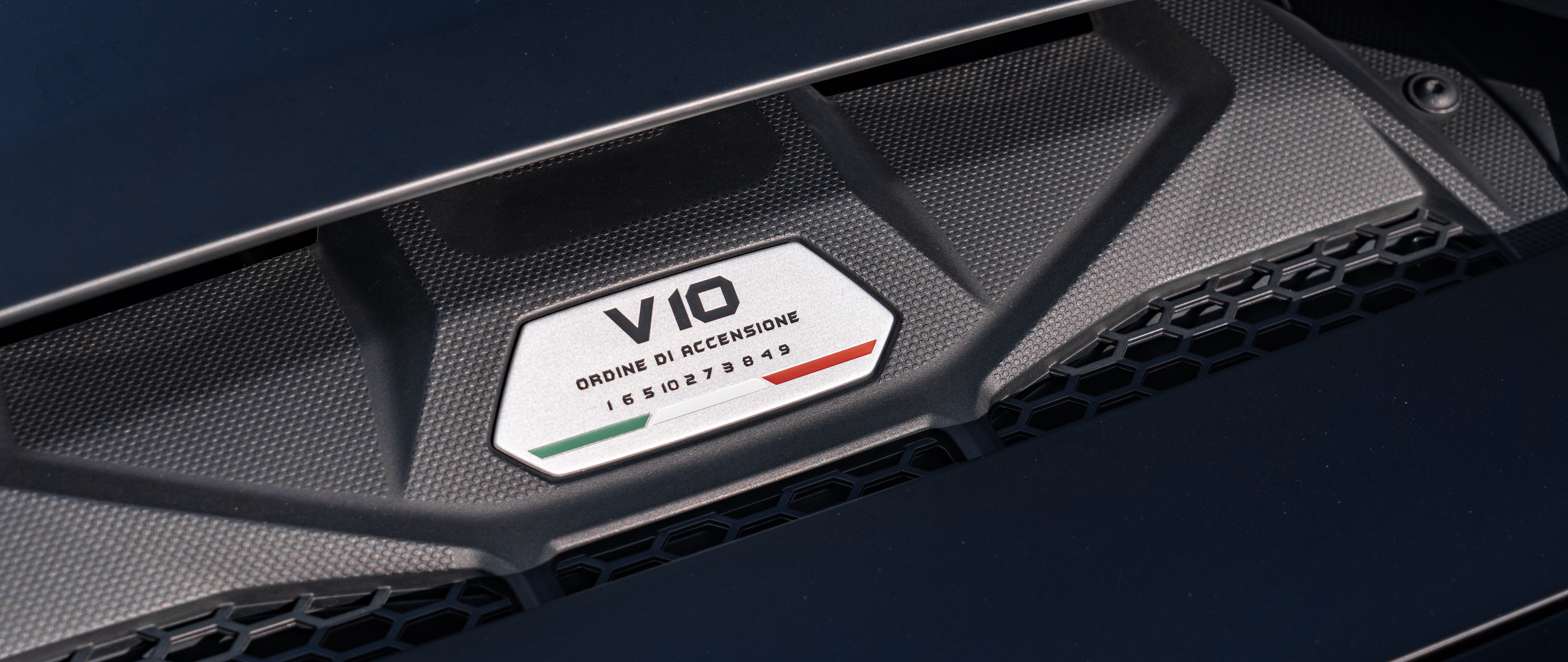 Una splendida Lamborghini Huracán, supercar dalle linee eleganti, ripresa in dettaglio per esaltarne il design aerodinamico e lo stile aggressivo.