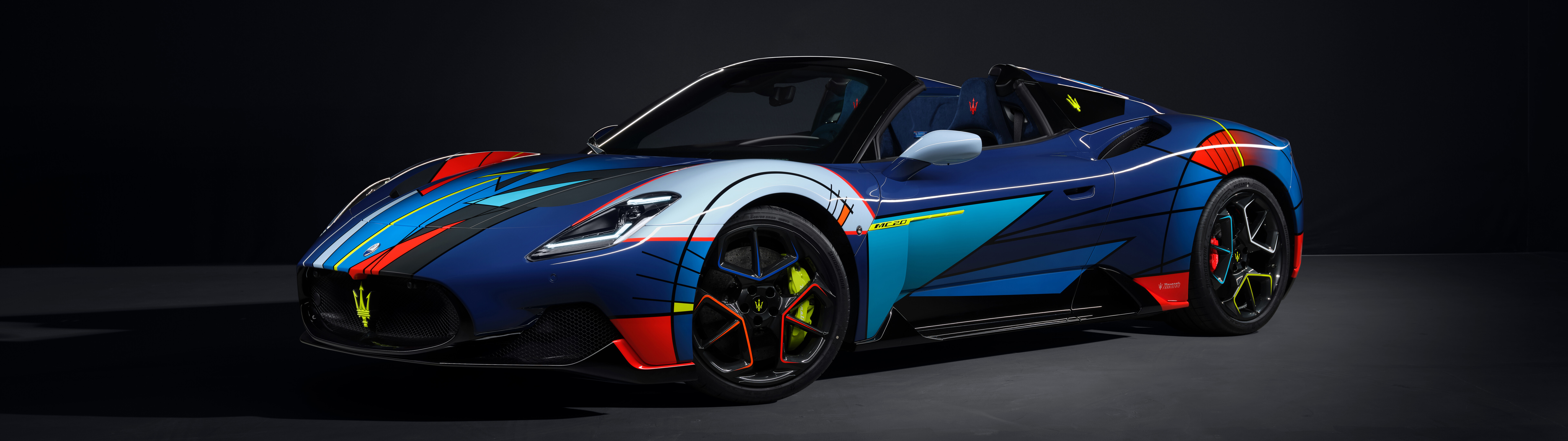 Una supercar Maserati MC20 dalle prestazioni elevate, caratterizzata da un design elegante e aerodinamico e da uno stile tipicamente italiano.