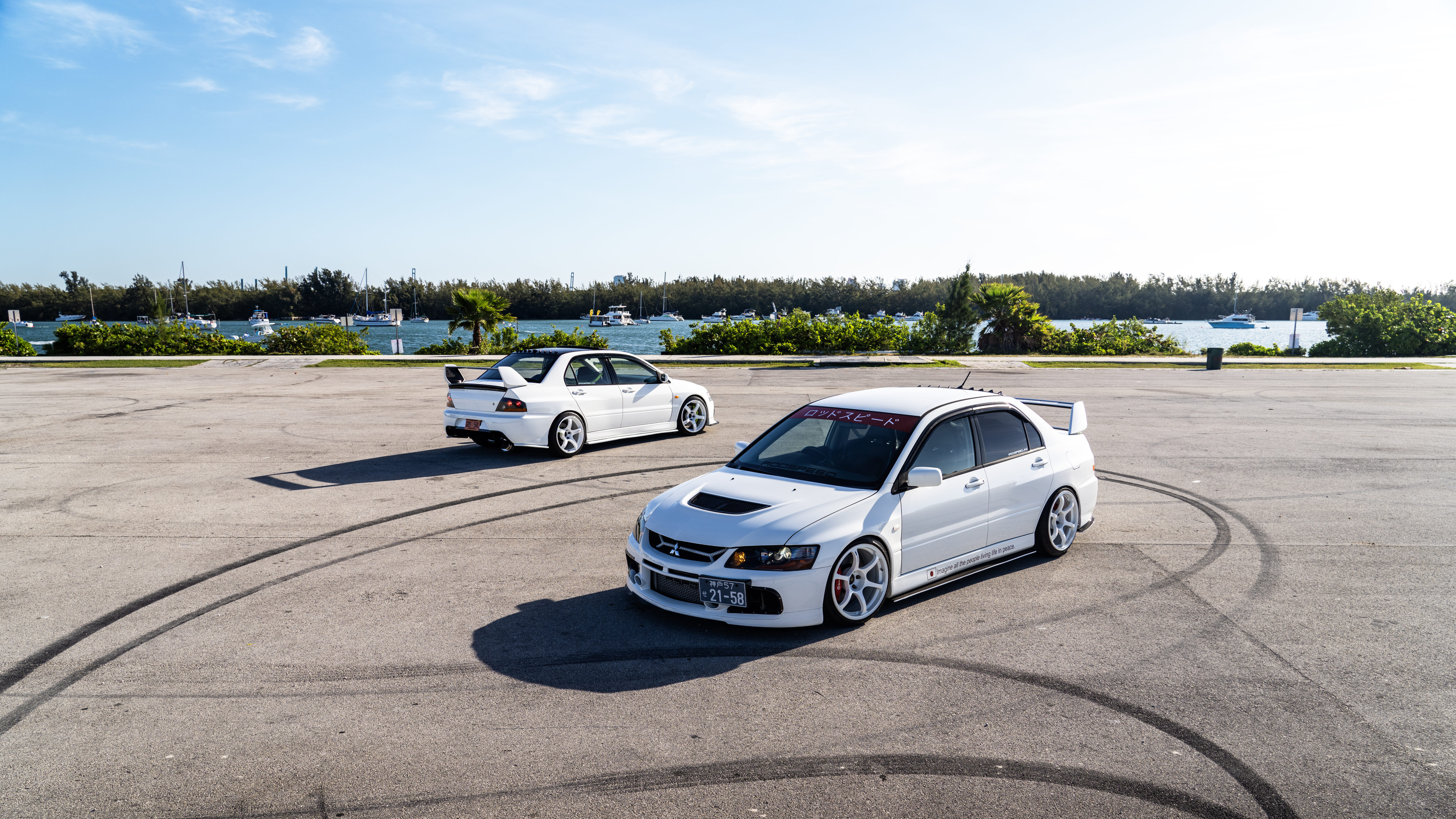 Una vista dettagliata di una Mitsubishi Lancer Evolution IX, una berlina sportiva, che ne mette in risalto il design aerodinamico.