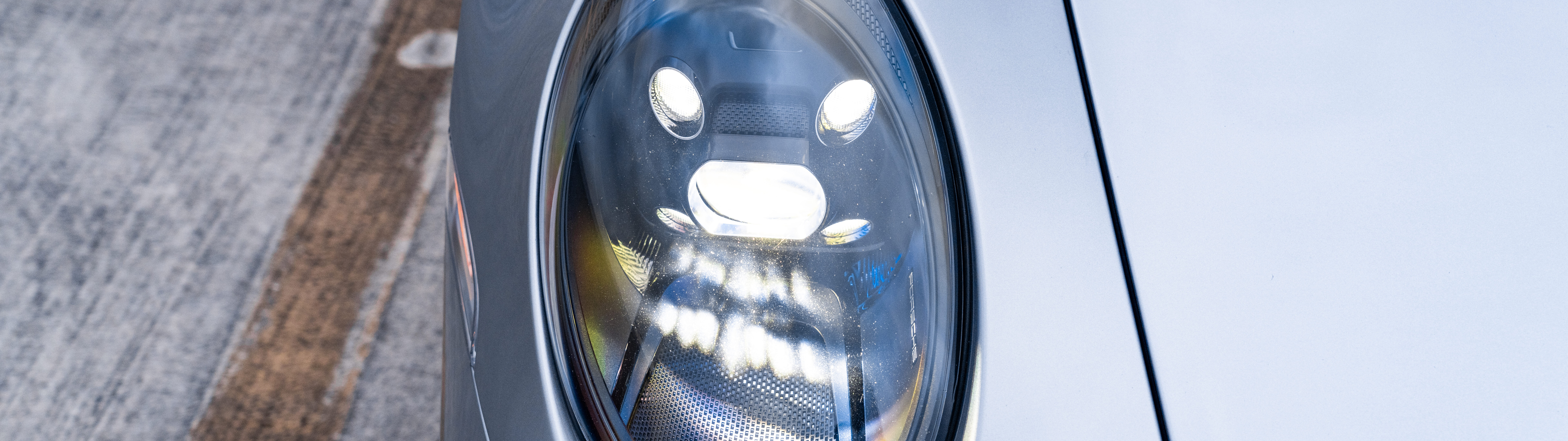 Una Porsche GT3 RS, un’auto sportiva ad alte prestazioni, caratterizzata da una carrozzeria aerodinamica e aggressiva e da un design iconico ispirato alle auto da corsa.