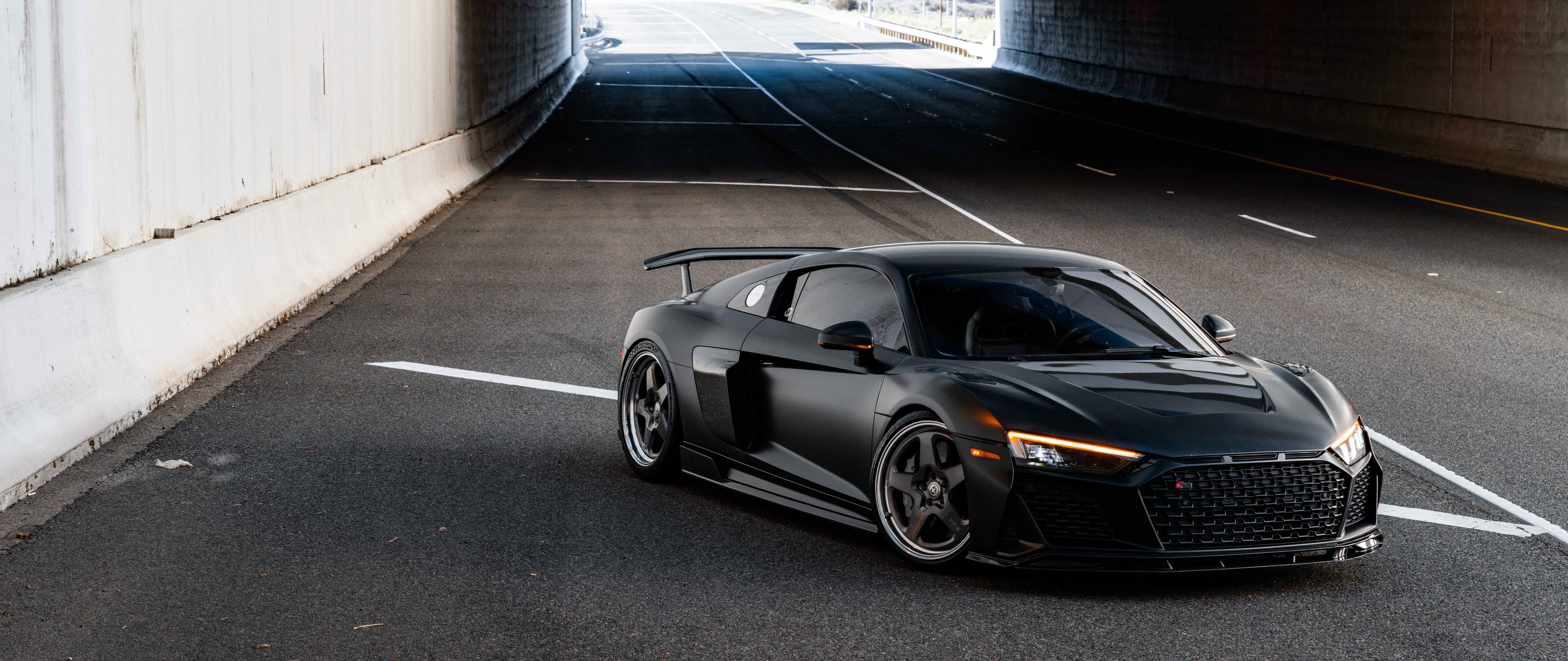 Un primo piano di un’elegante e moderna auto di lusso Audi, con una carrozzeria lucida e ben curata.