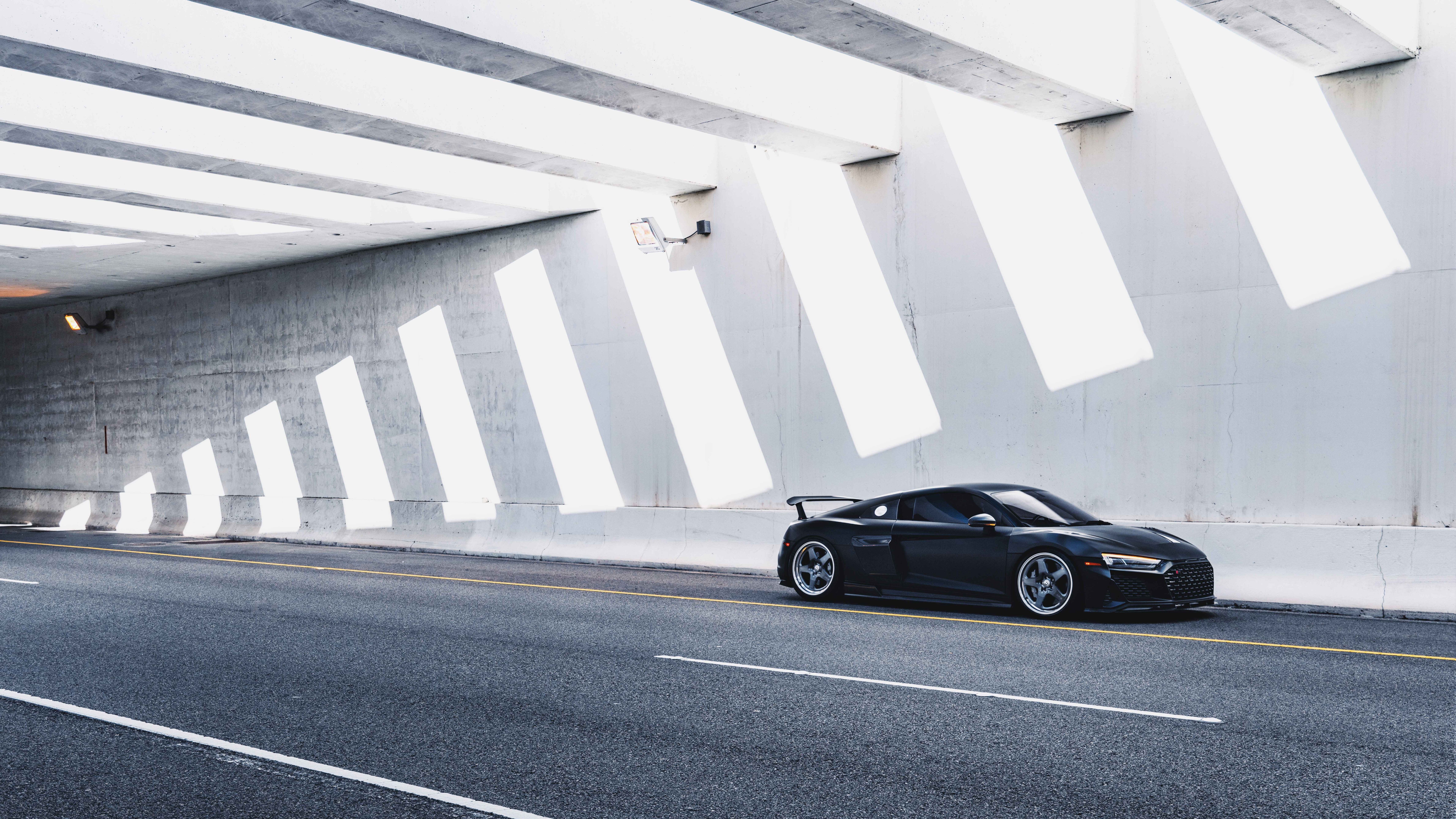 Un primo piano di un’elegante e moderna auto di lusso Audi, che ne mette in risalto le linee raffinate e la carrozzeria lucida.