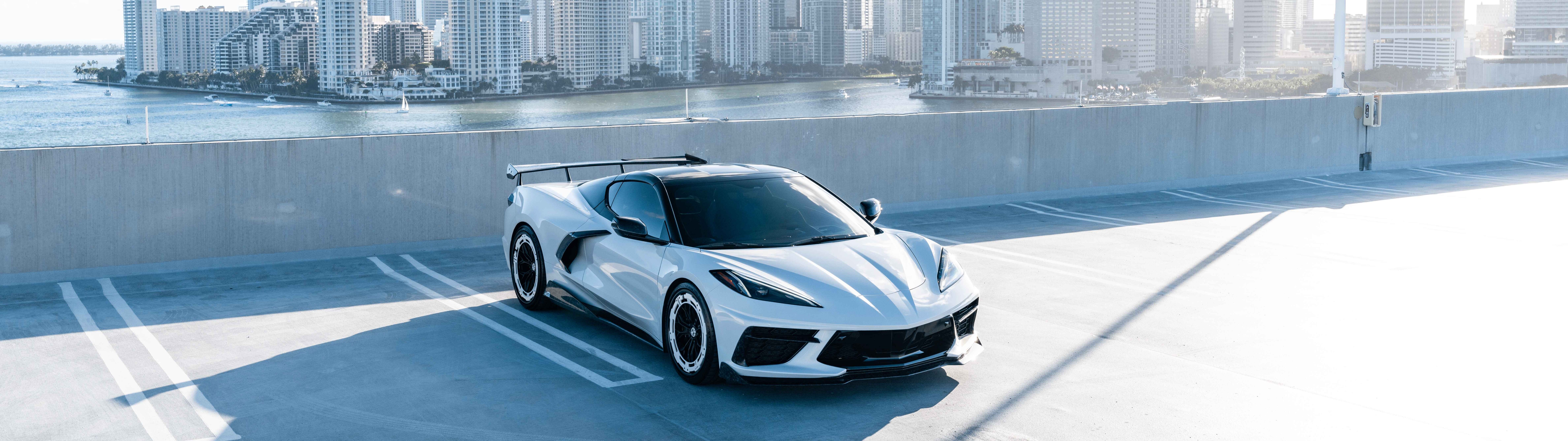 Una potente auto sportiva Chevrolet Corvette C8, caratterizzata da un design aerodinamico moderno.