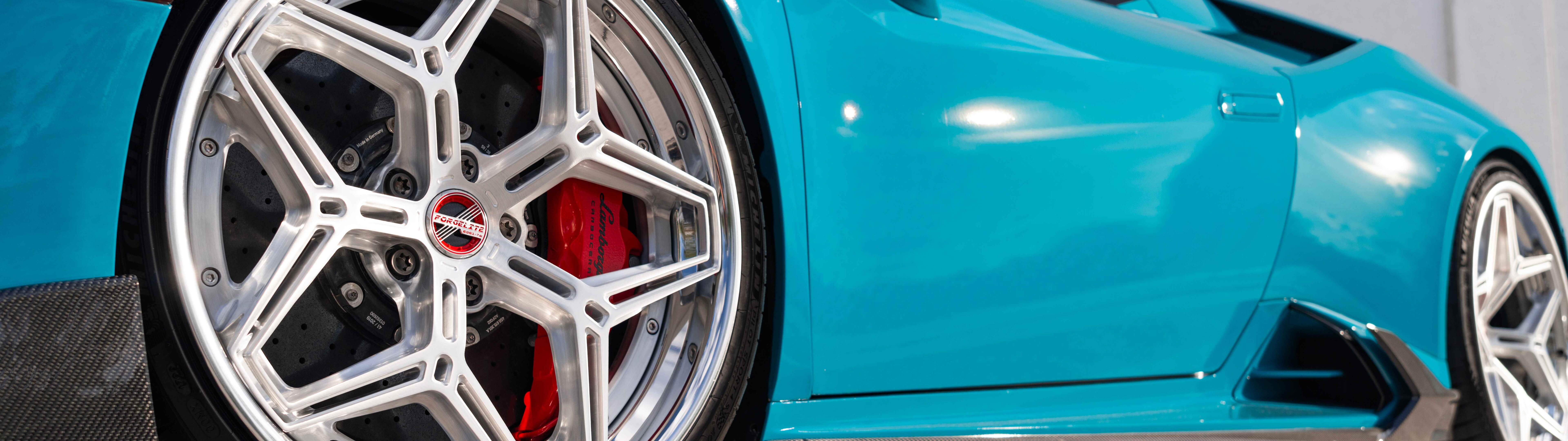 Una vista dettagliata di una Lamborghini Huracan Evo che ne mette in risalto la carrozzeria aerodinamica e il design moderno tipico delle supercar.