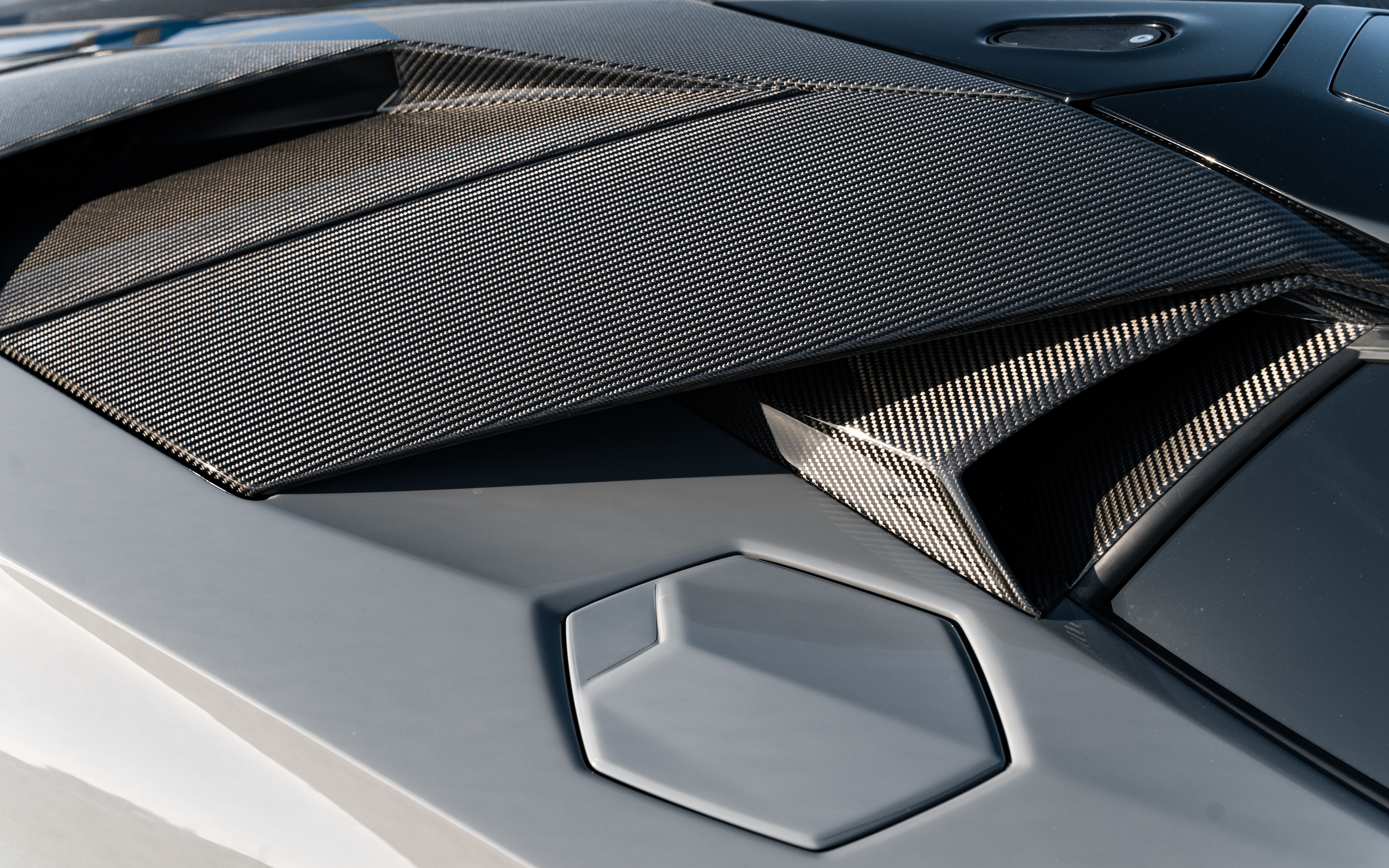 Una Lamborghini Huracán, un’auto sportiva ad alte prestazioni, caratterizzata da linee aerodinamiche eleganti e un aspetto imponente.