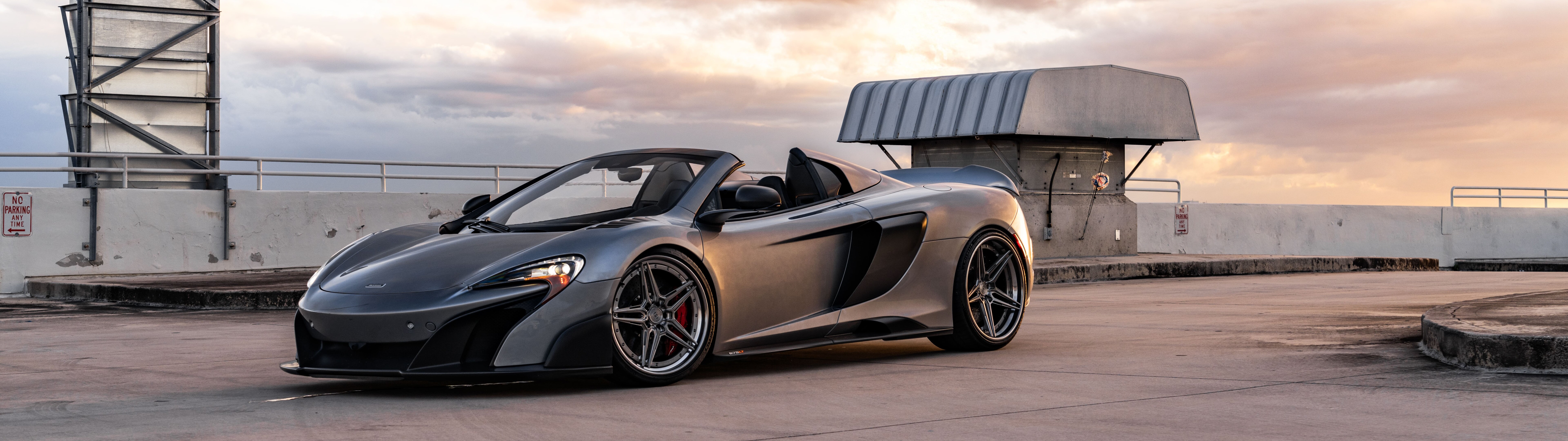 Una supercar McLaren elegante e aerodinamica, immortalata in una fotografia ad alta risoluzione.