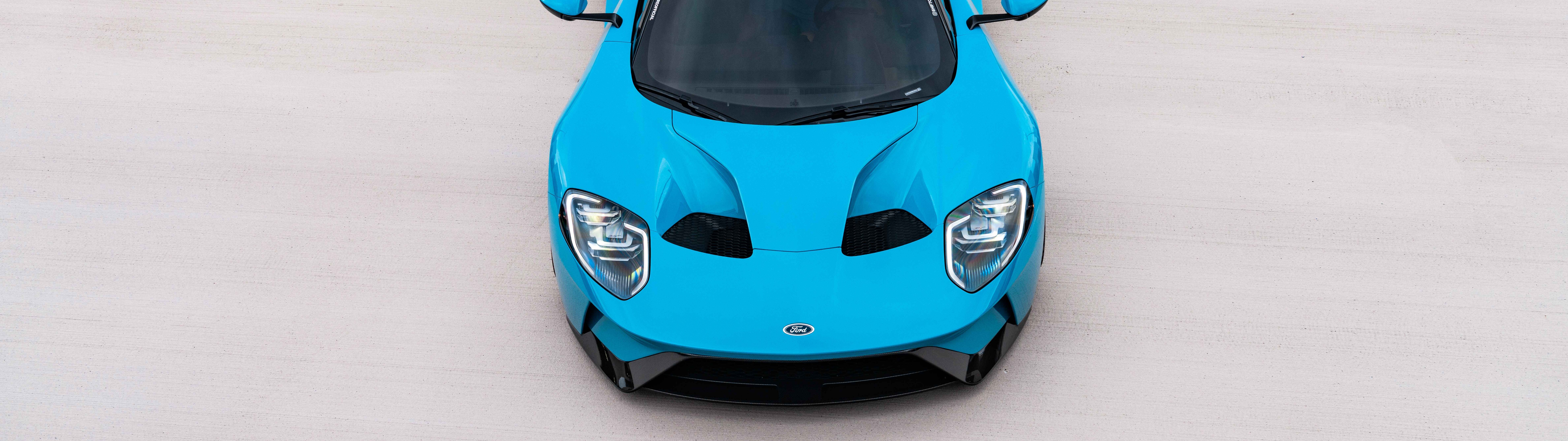 Una Ford GT, supercar elegante e potente, caratterizzata da un design aerodinamico e da una finitura impeccabile.