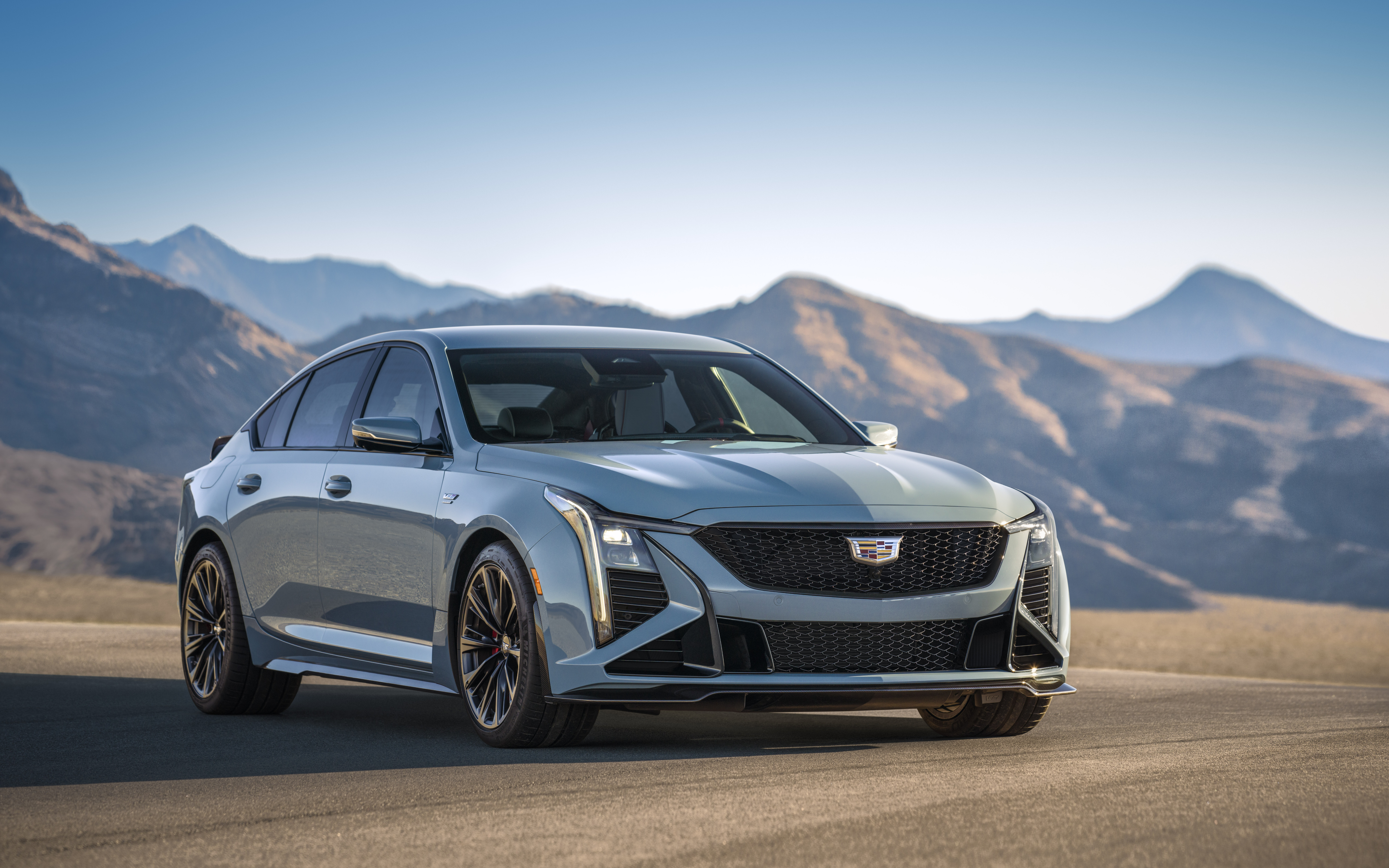 Una vista dettagliata della berlina Cadillac CT5-V Blackwing, che mette in risalto la sua moderna calandra, i fari e il lussuoso design automobilistico.