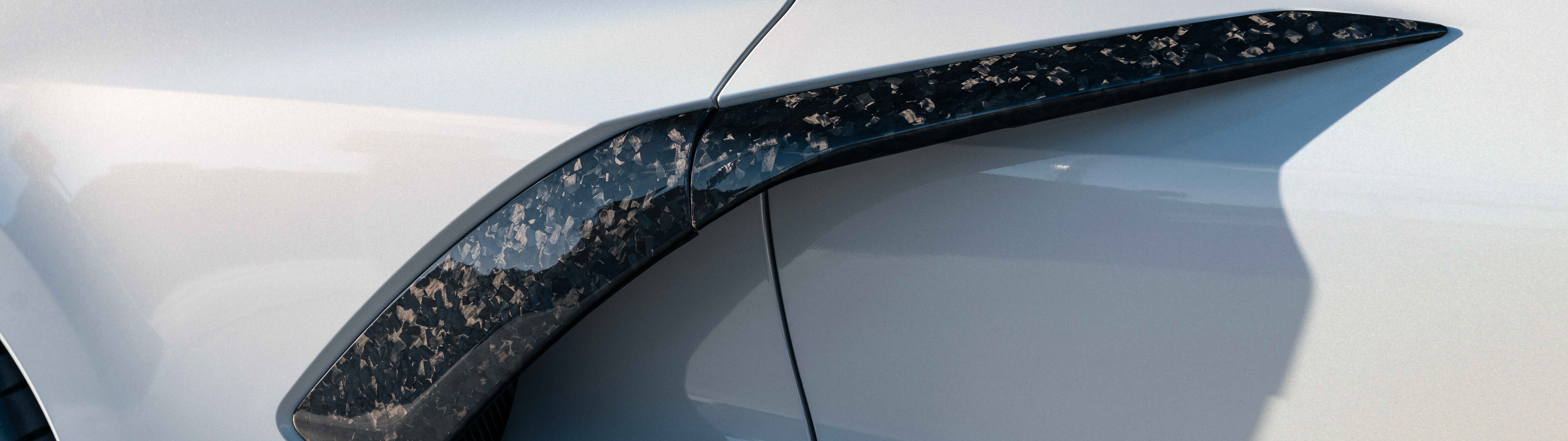 Una sportiva Chevrolet Corvette C8, elegante e potente, che mette in risalto il suo design aerodinamico.