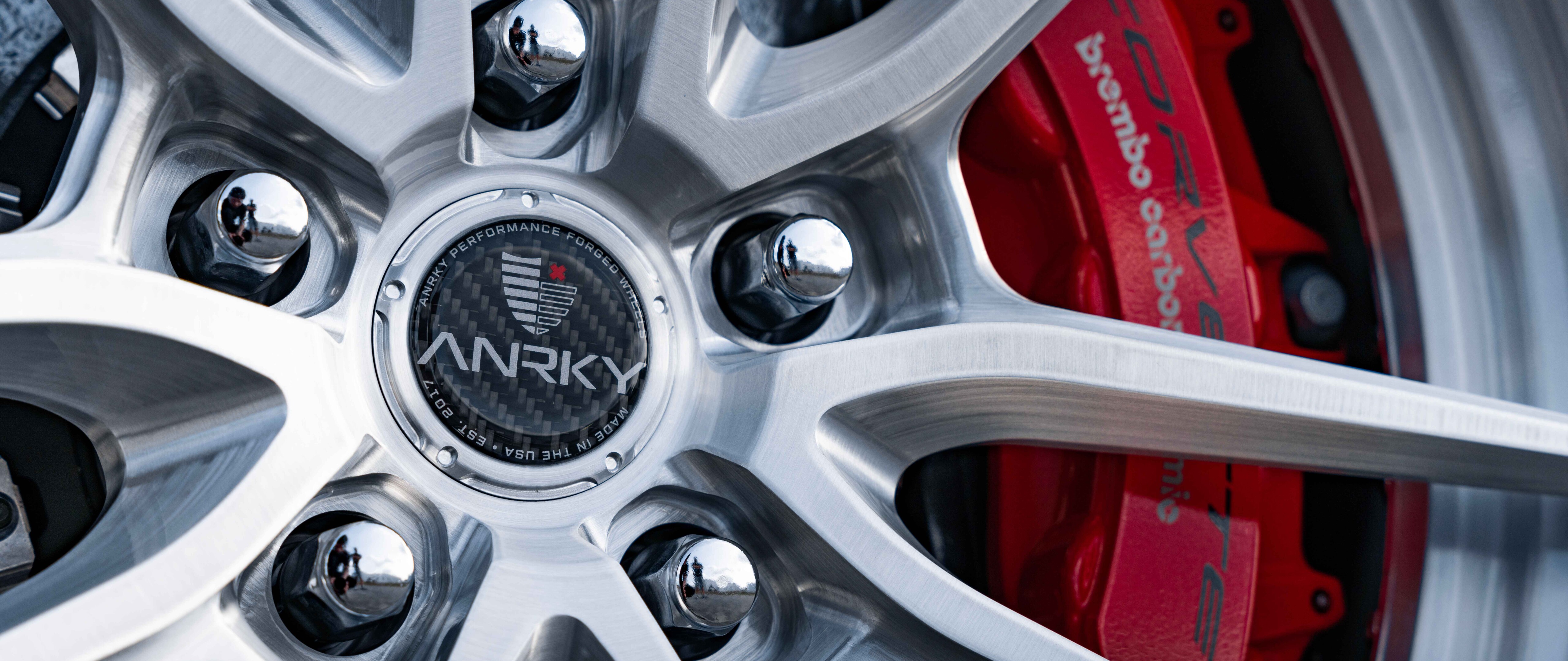 Un’elegante e potente Chevrolet Corvette C8, un’auto sportiva dalle linee aerodinamiche moderne.