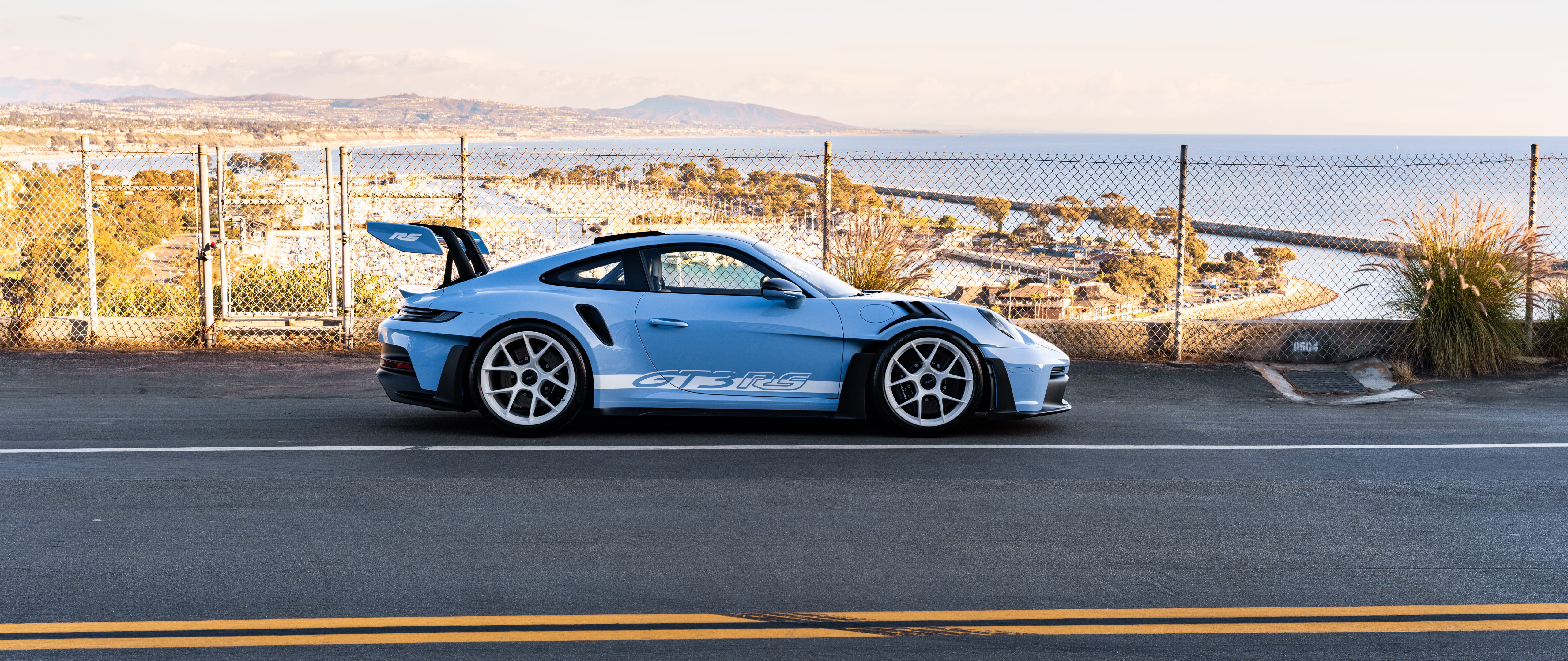 Un’elegante e raffinata auto sportiva Porsche, caratterizzata da un design aerodinamico moderno.