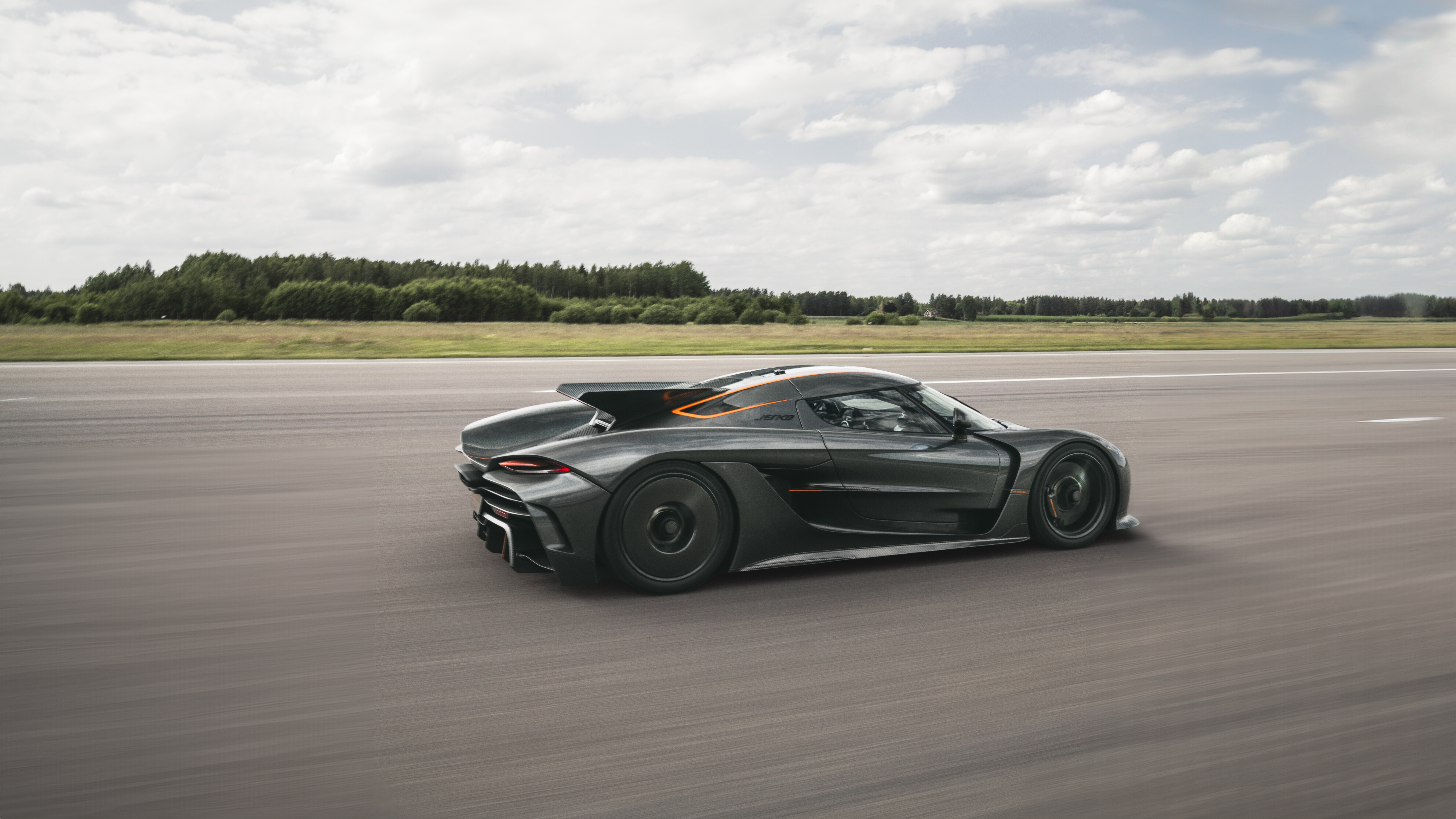 Una hypercar Koenigsegg Jesko Absolut ad alte prestazioni, caratterizzata da una carrozzeria aerodinamica ed elegante.
