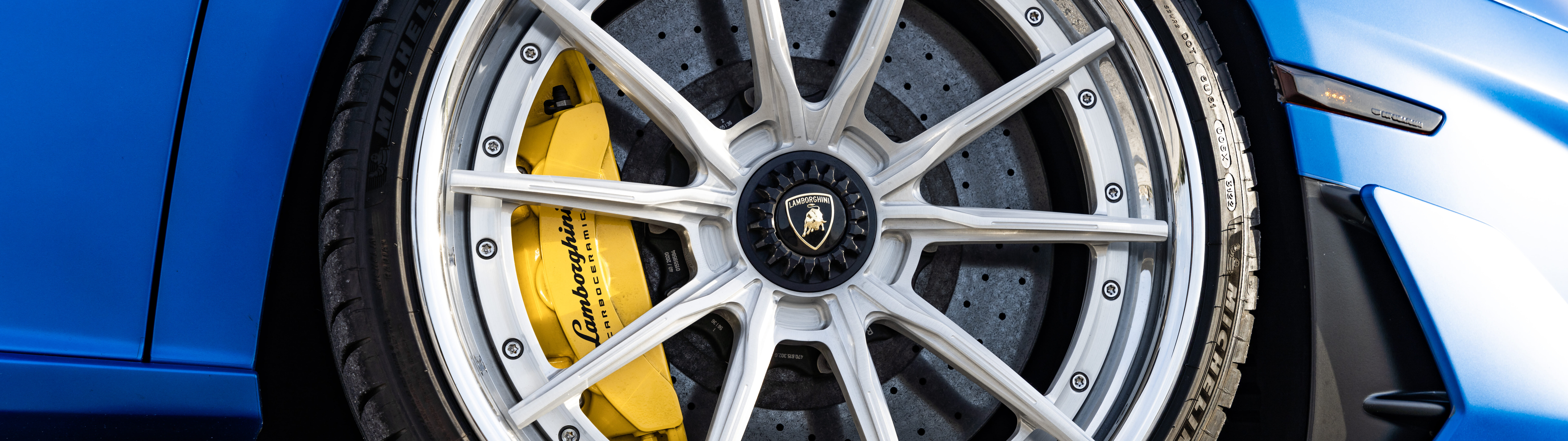 Una supercar Lamborghini Aventador SVJ ad alte prestazioni, caratterizzata da linee eleganti e un design aerodinamico aggressivo.