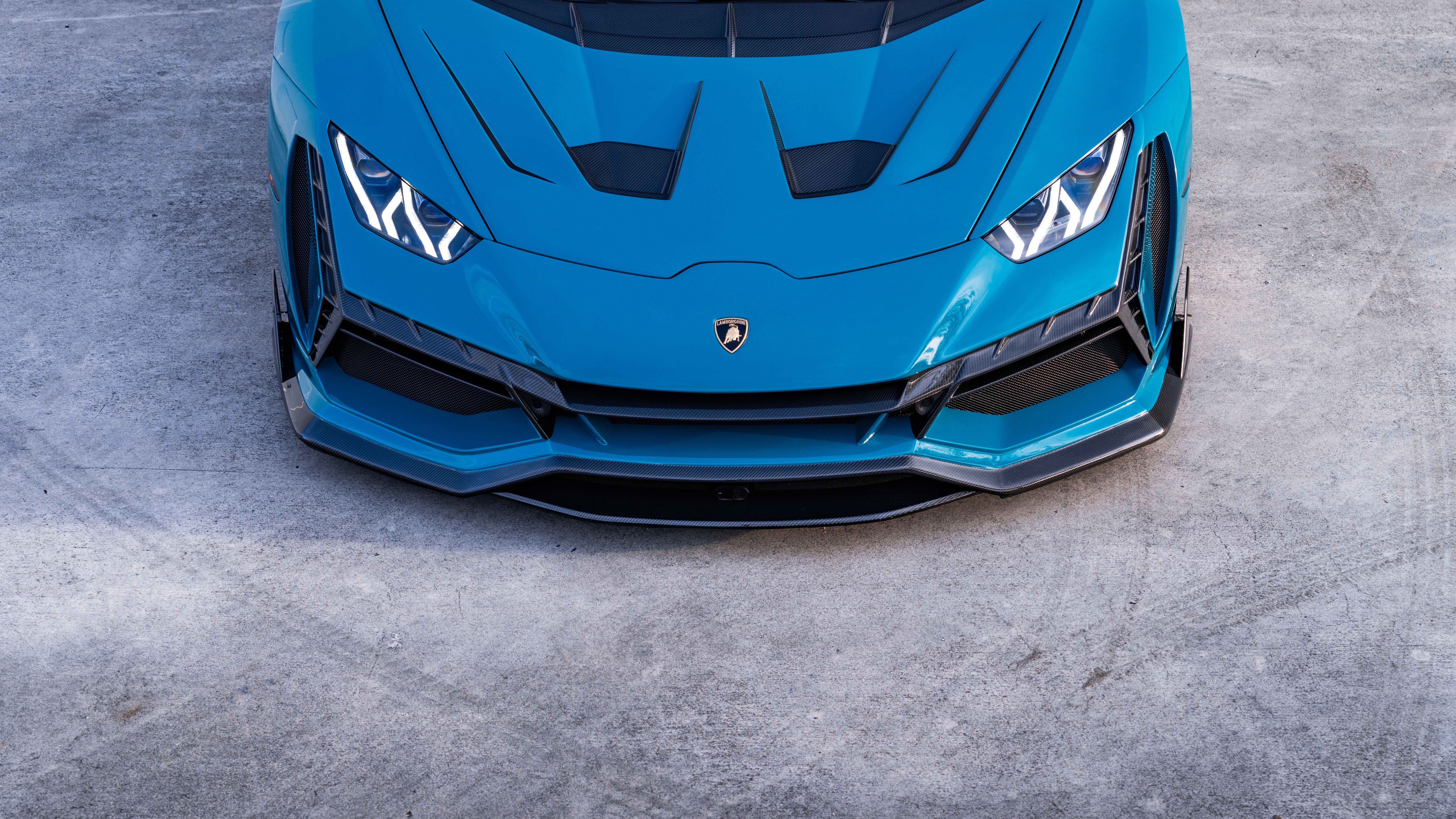 Una Lamborghini Huracan Evo, supercar ad alte prestazioni, che mette in risalto il suo design aerodinamico e le linee decise.