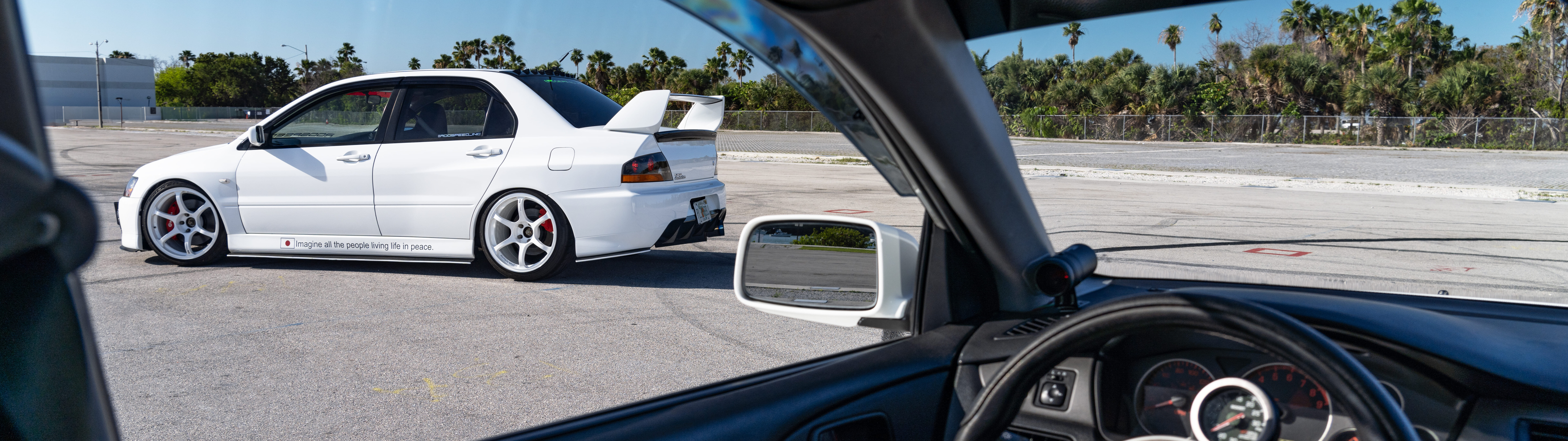 Una vista dettagliata di una Mitsubishi Lancer Evolution IX, un’auto sportiva.