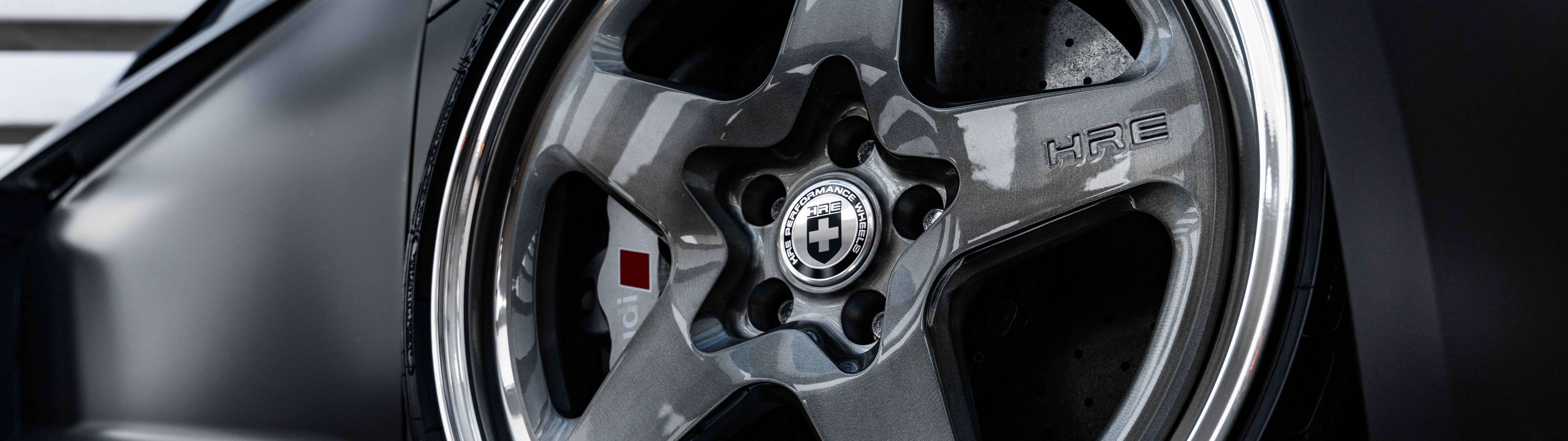 Una fotografia professionale, realizzata in primo piano, che ritrae un’elegante berlina di lusso Audi, caratterizzata da una finitura metallica lucida.