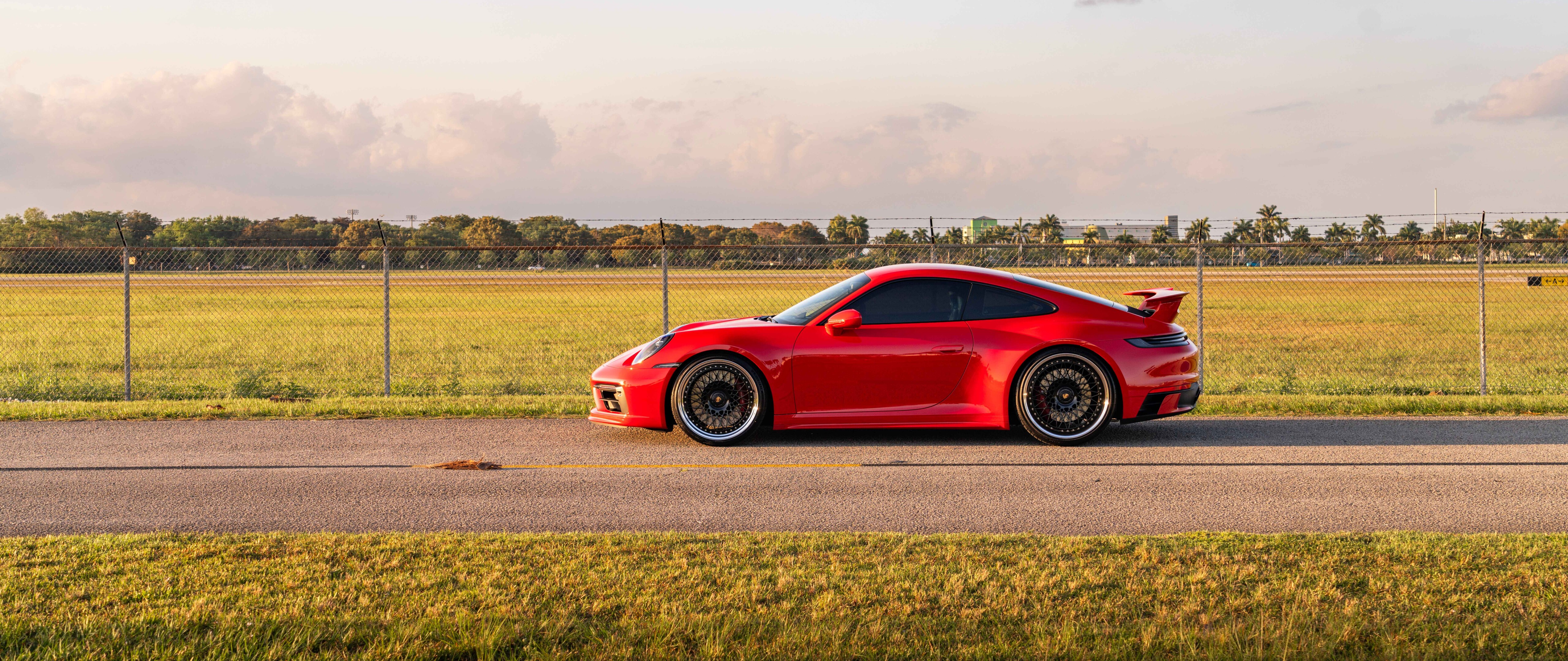 Una vista dettagliata di un’elegante e potente Porsche 992 GTS, che mette in risalto il suo design aerodinamico moderno.
