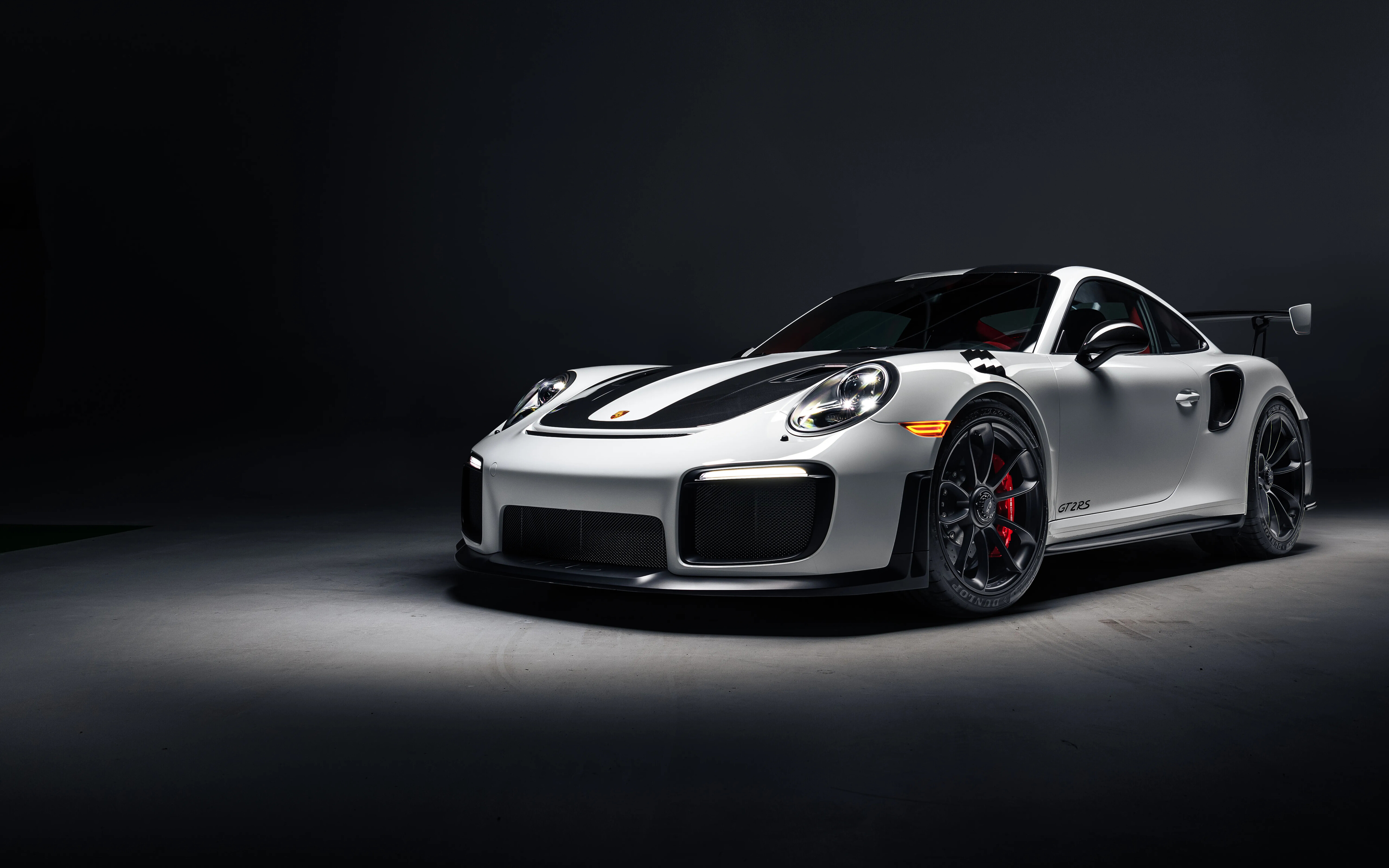 Una Porsche 911 GT2 RS Weissach, un’auto sportiva ad alte prestazioni caratterizzata da un design aerodinamico aggressivo.