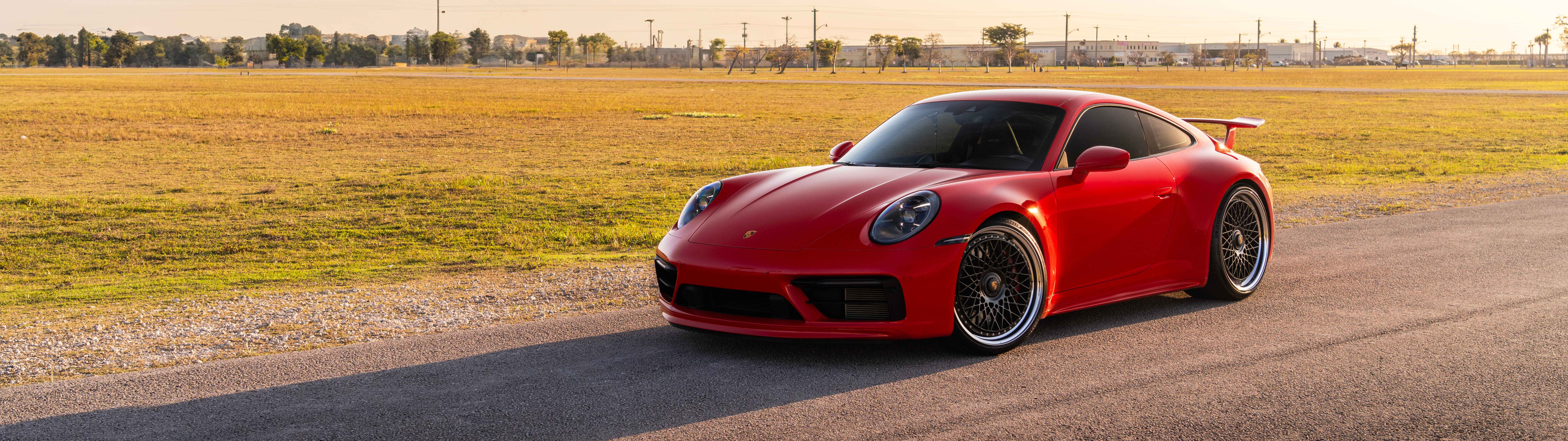Un’elegante Porsche 992 GTS, un’auto sportiva con una carrozzeria lucida e un design iconico.