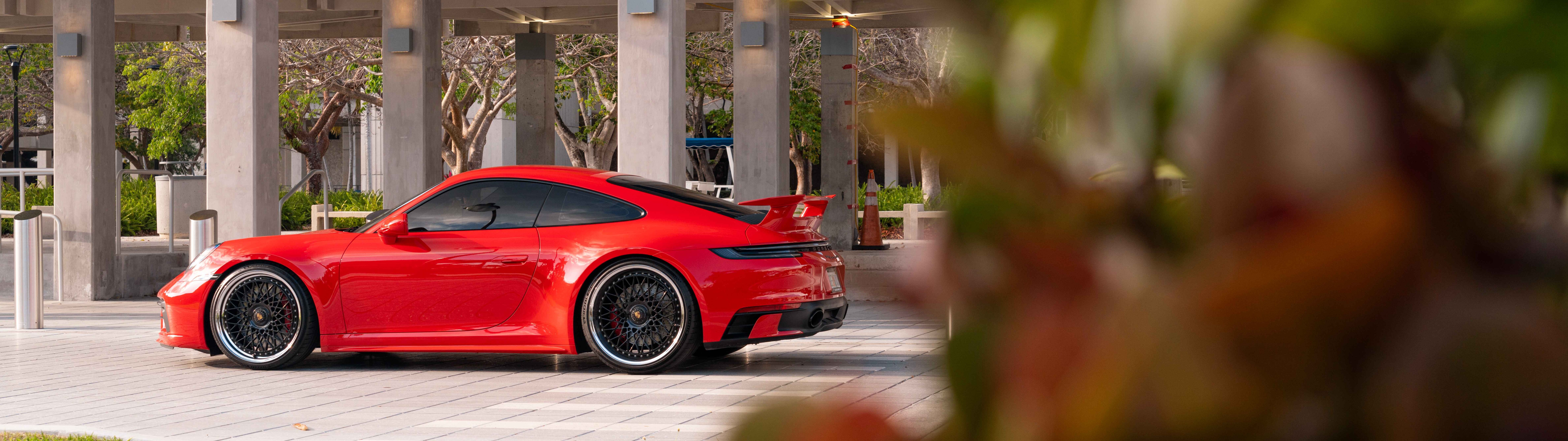 Una Porsche 992 GTS, un’elegante e moderna auto sportiva dal design aerodinamico e dall’aspetto aggressivo.