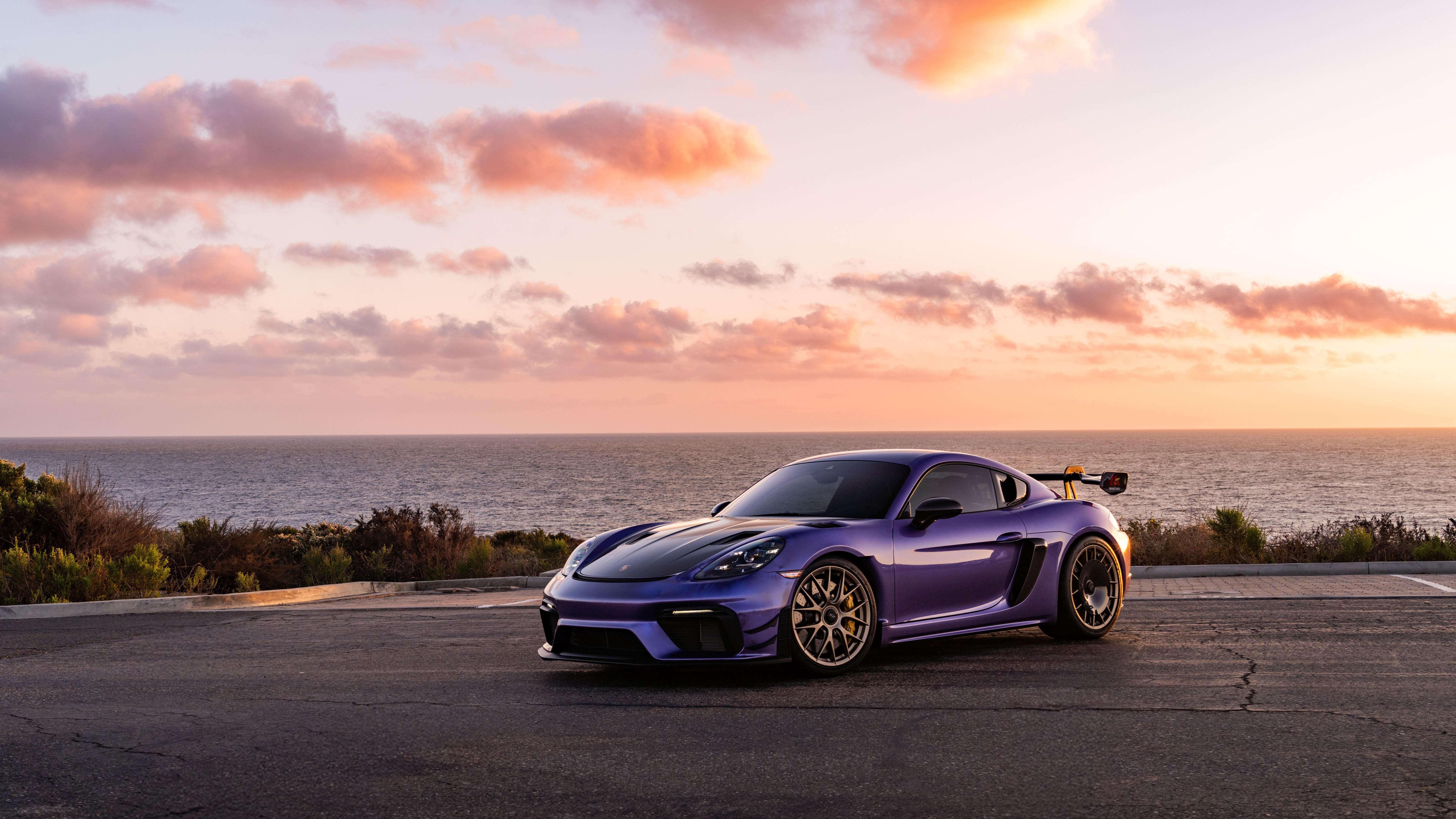 Una Porsche GT3 RS, vettura sportiva ad alte prestazioni, ripresa in grande dettaglio.