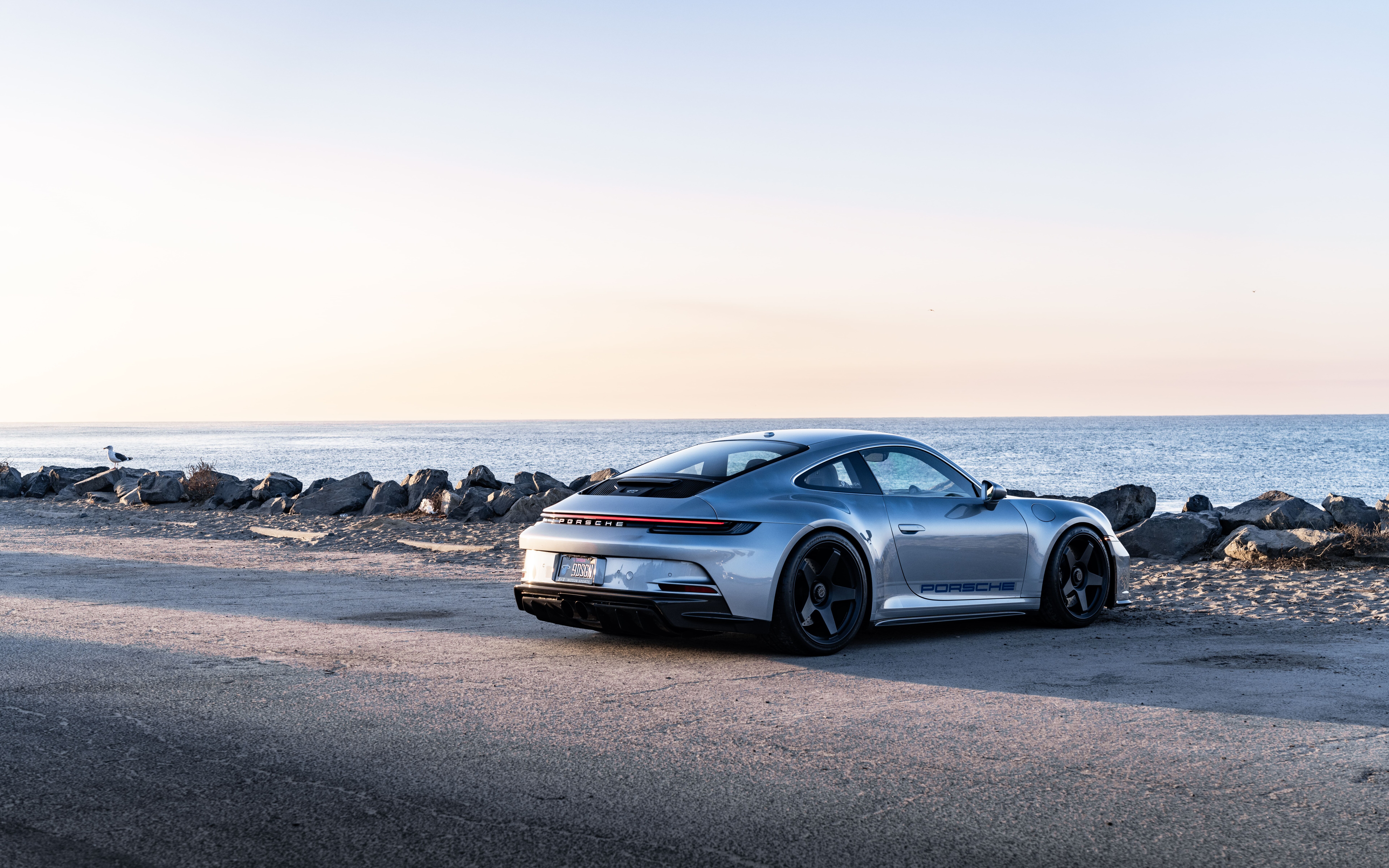 Una Porsche GT3 RS, un’auto sportiva ad alte prestazioni caratterizzata da un design aerodinamico.