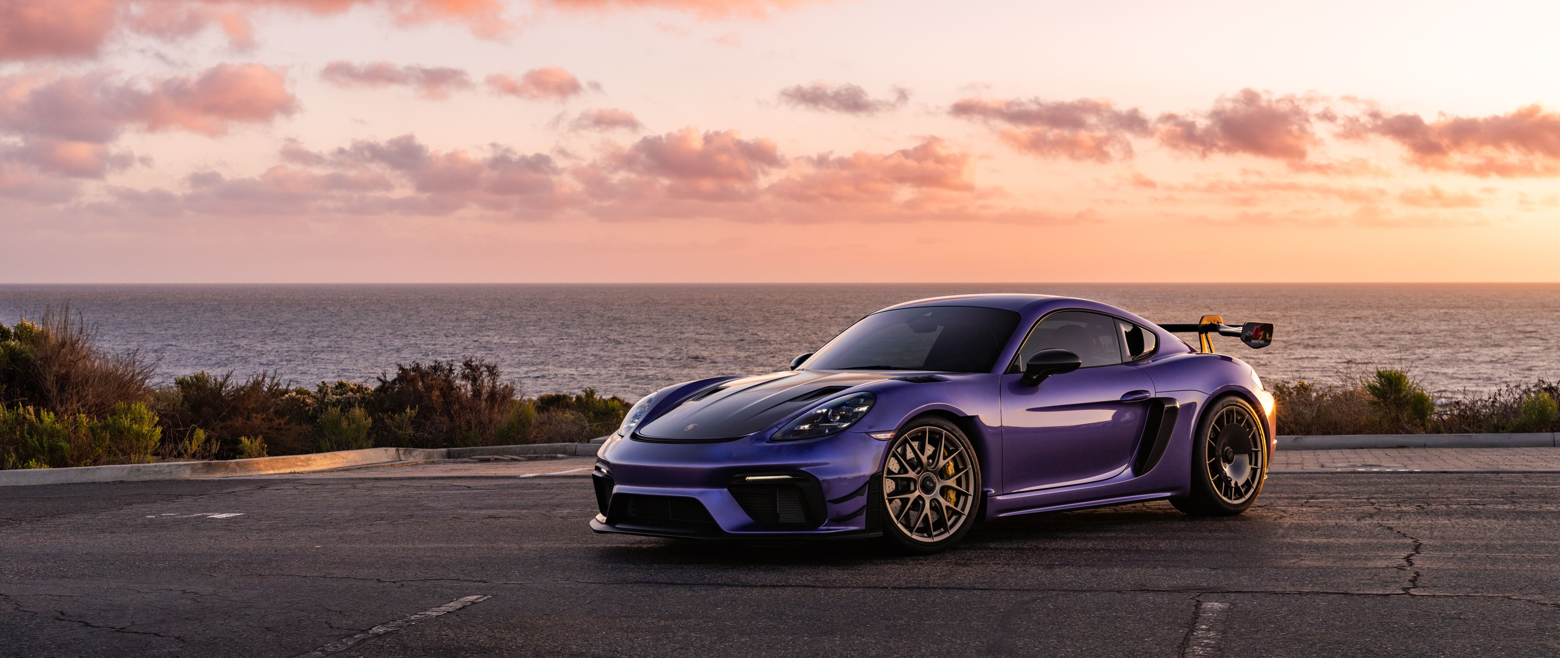 Un’elegante e potente auto sportiva Porsche GT3 RS, caratterizzata da una carrozzeria aerodinamica dal design aggressivo.